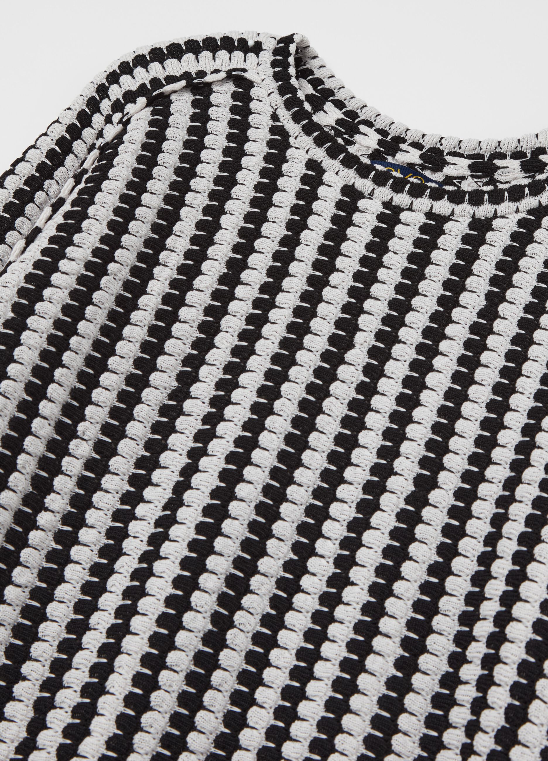 Knitted T-shirt with two-tone weave