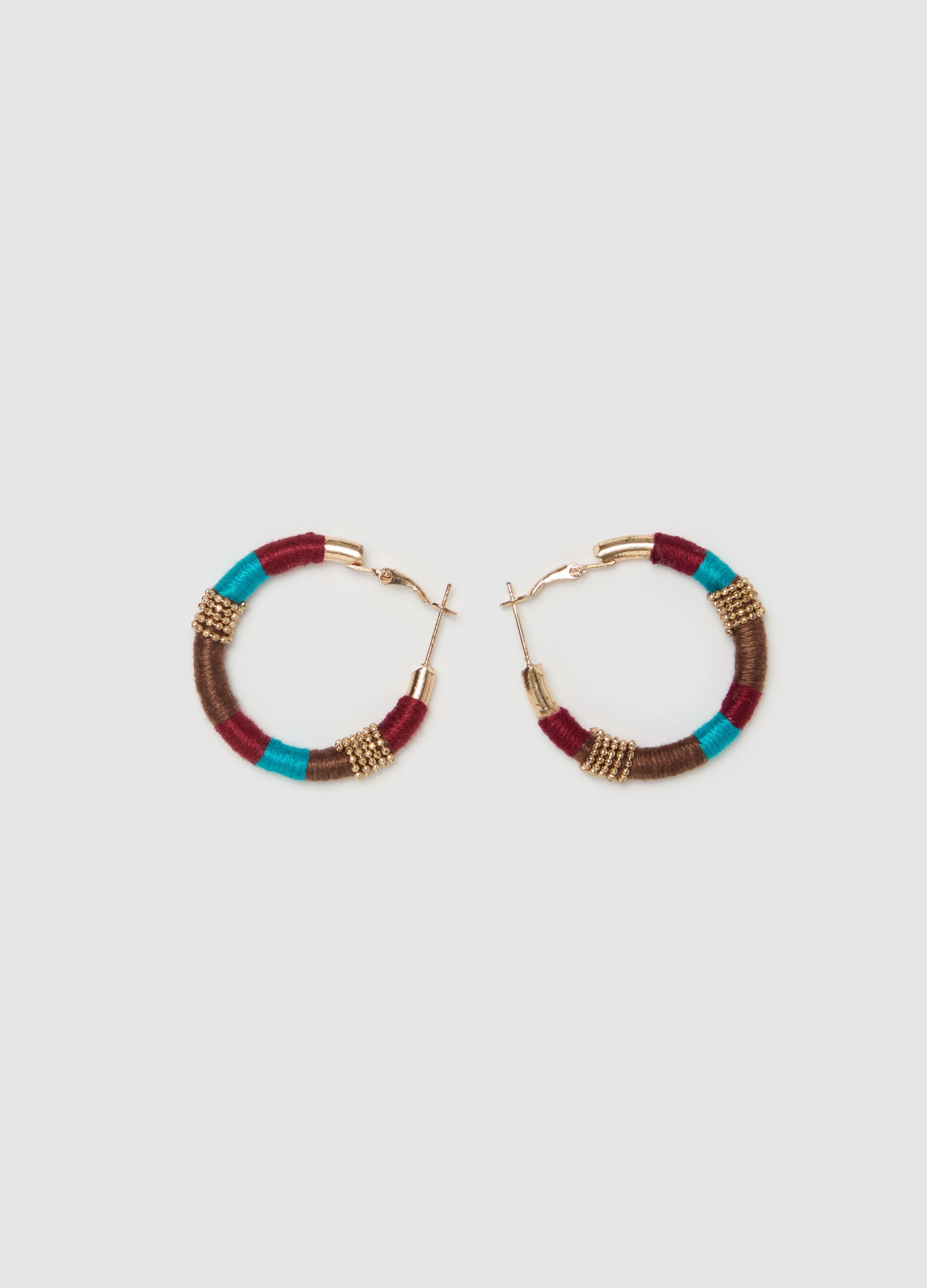 Hoop earrings with multicoloured thread