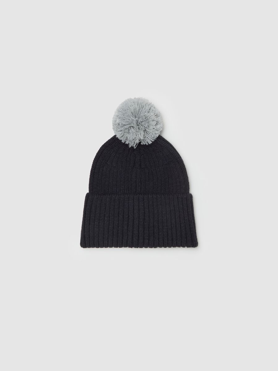 Knitted hat with pompom_0