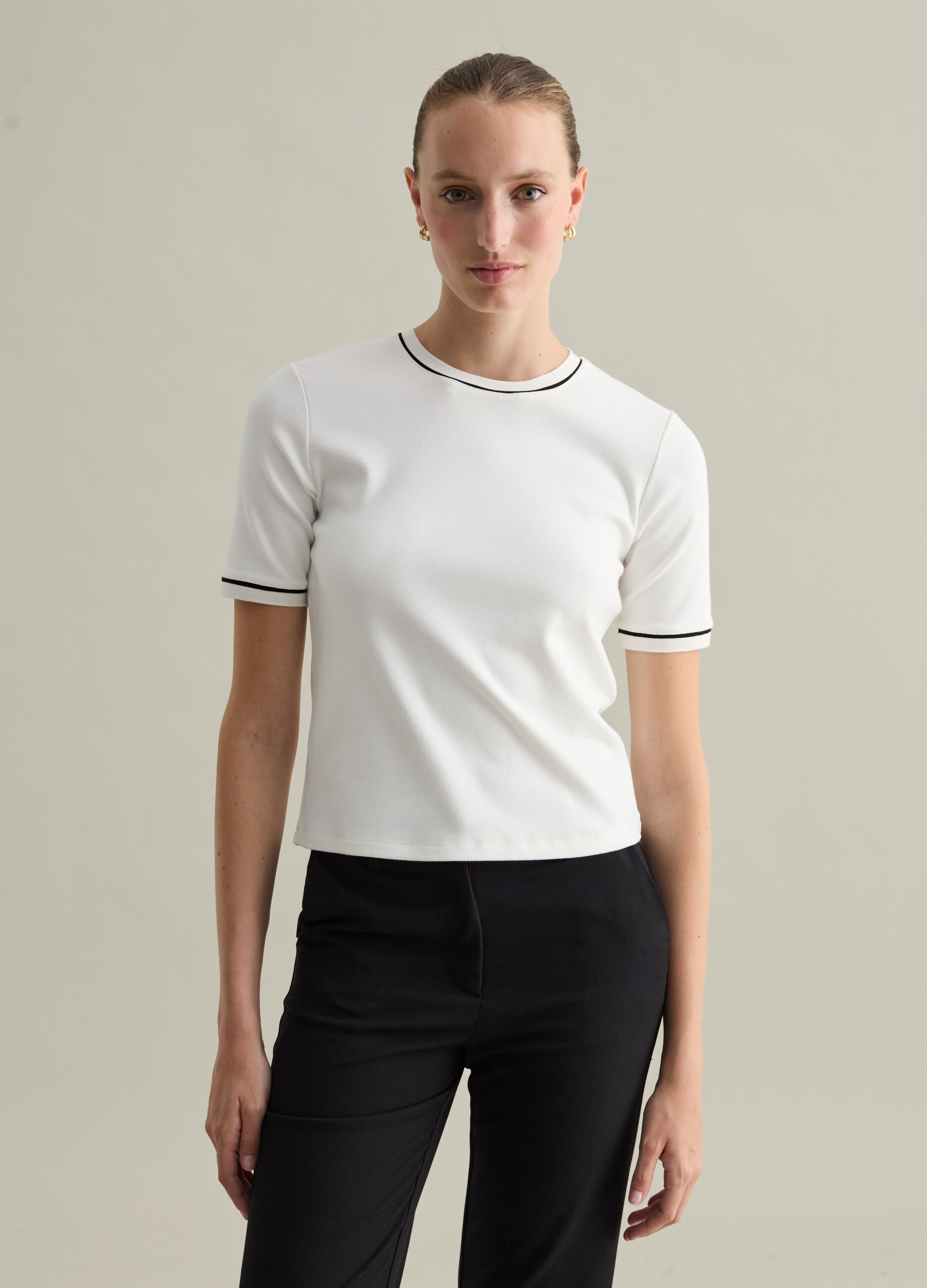 Contemporary T-shirt with contrasting piping