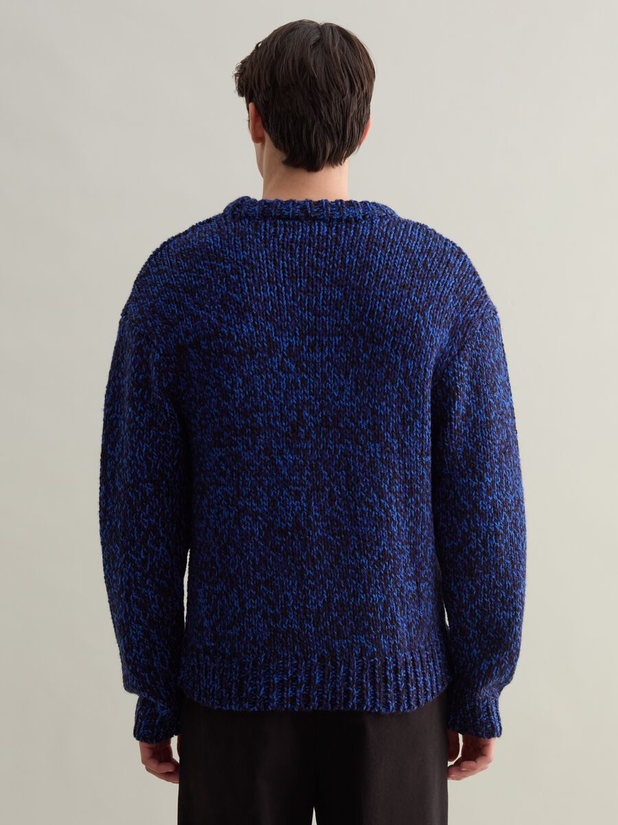 Pullover with two-tone twist effect design_3