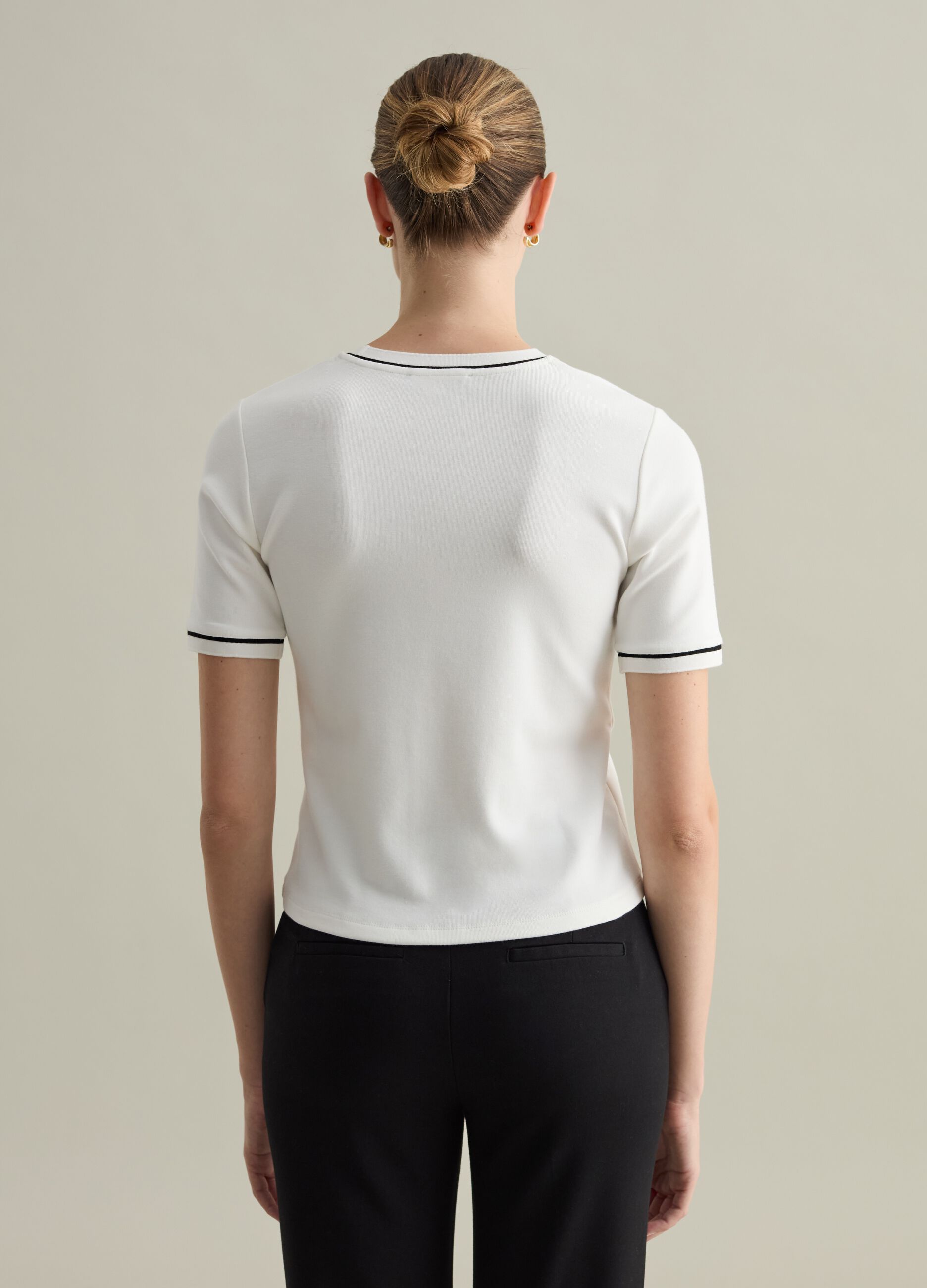 Contemporary T-shirt with contrasting piping