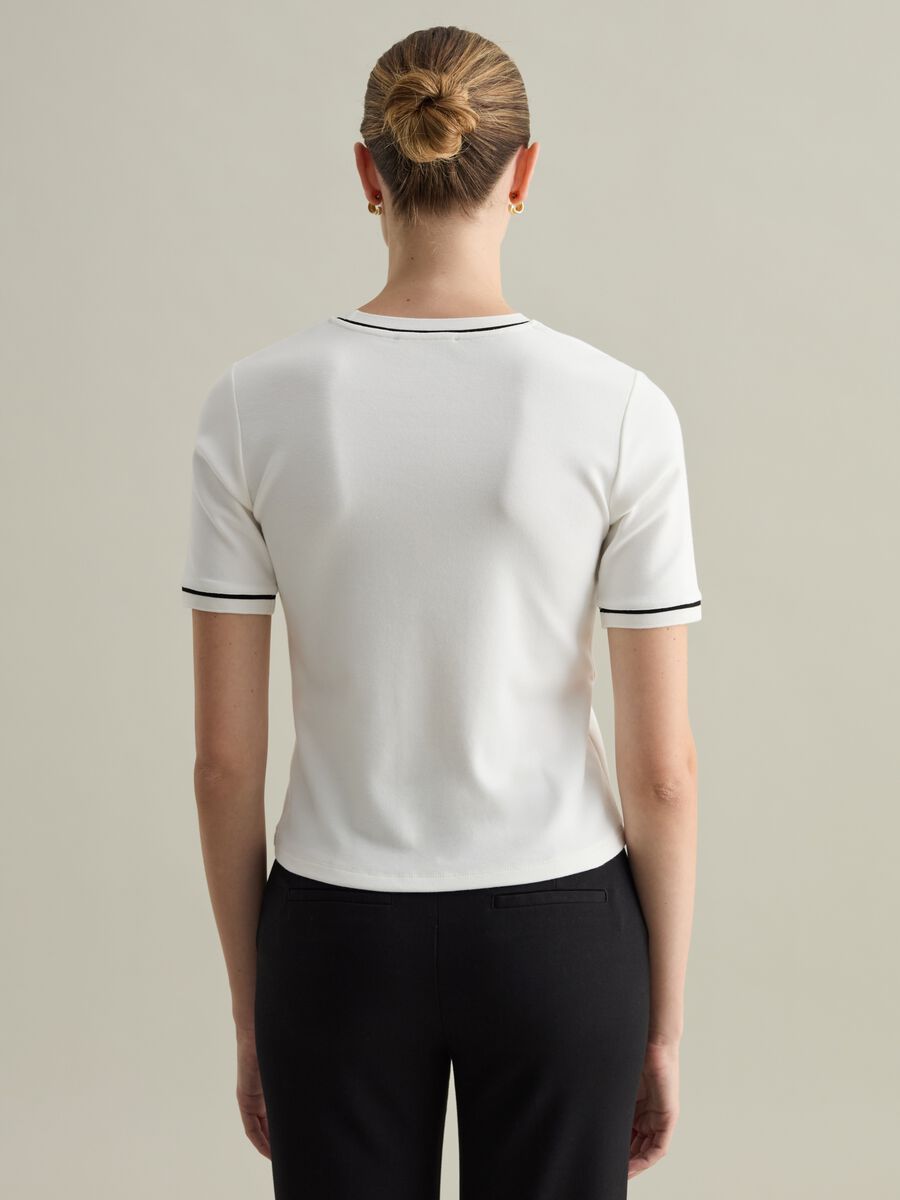 Contemporary T-shirt with contrasting piping_3