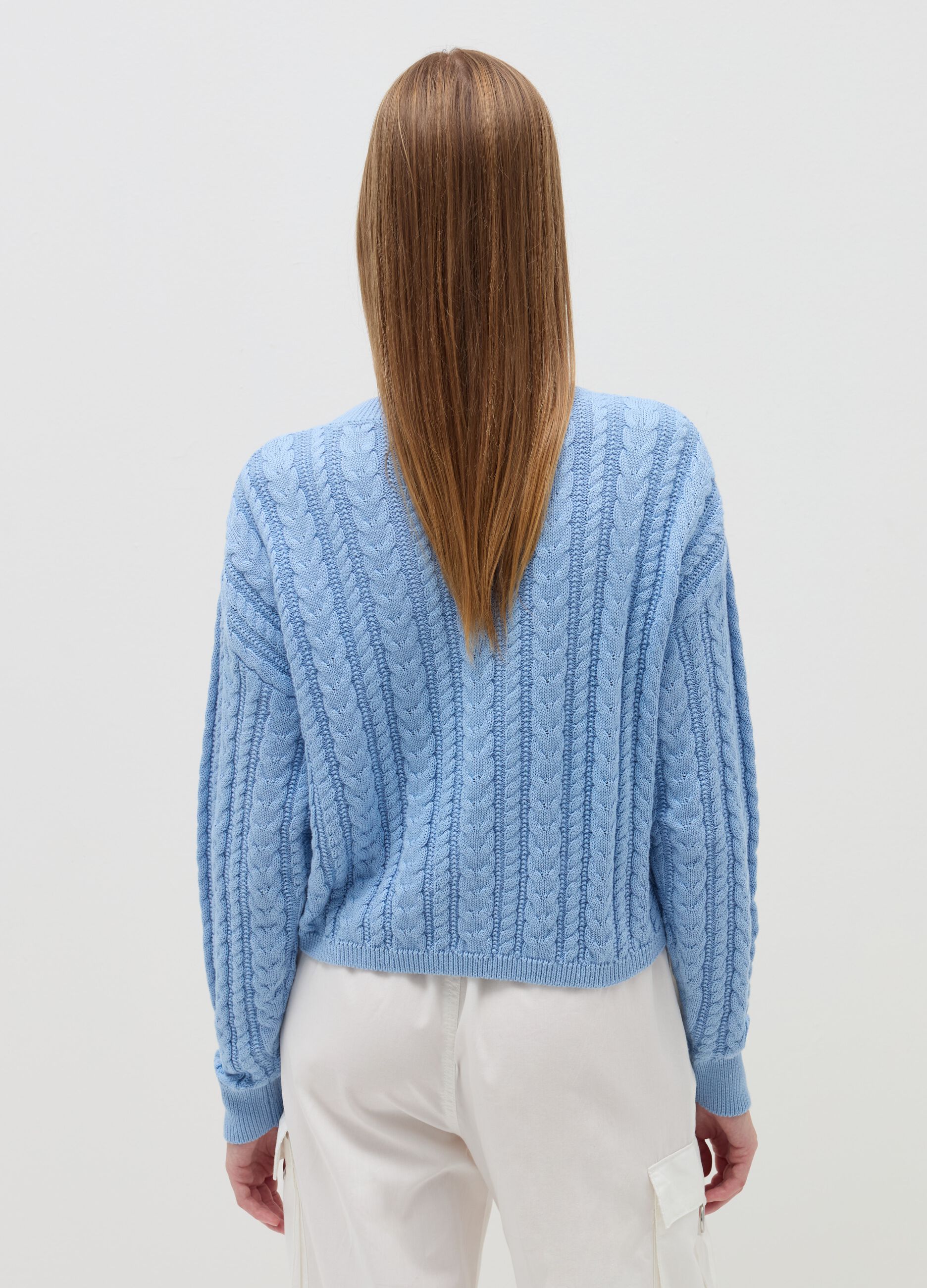 Cropped pullover with cable-knit design