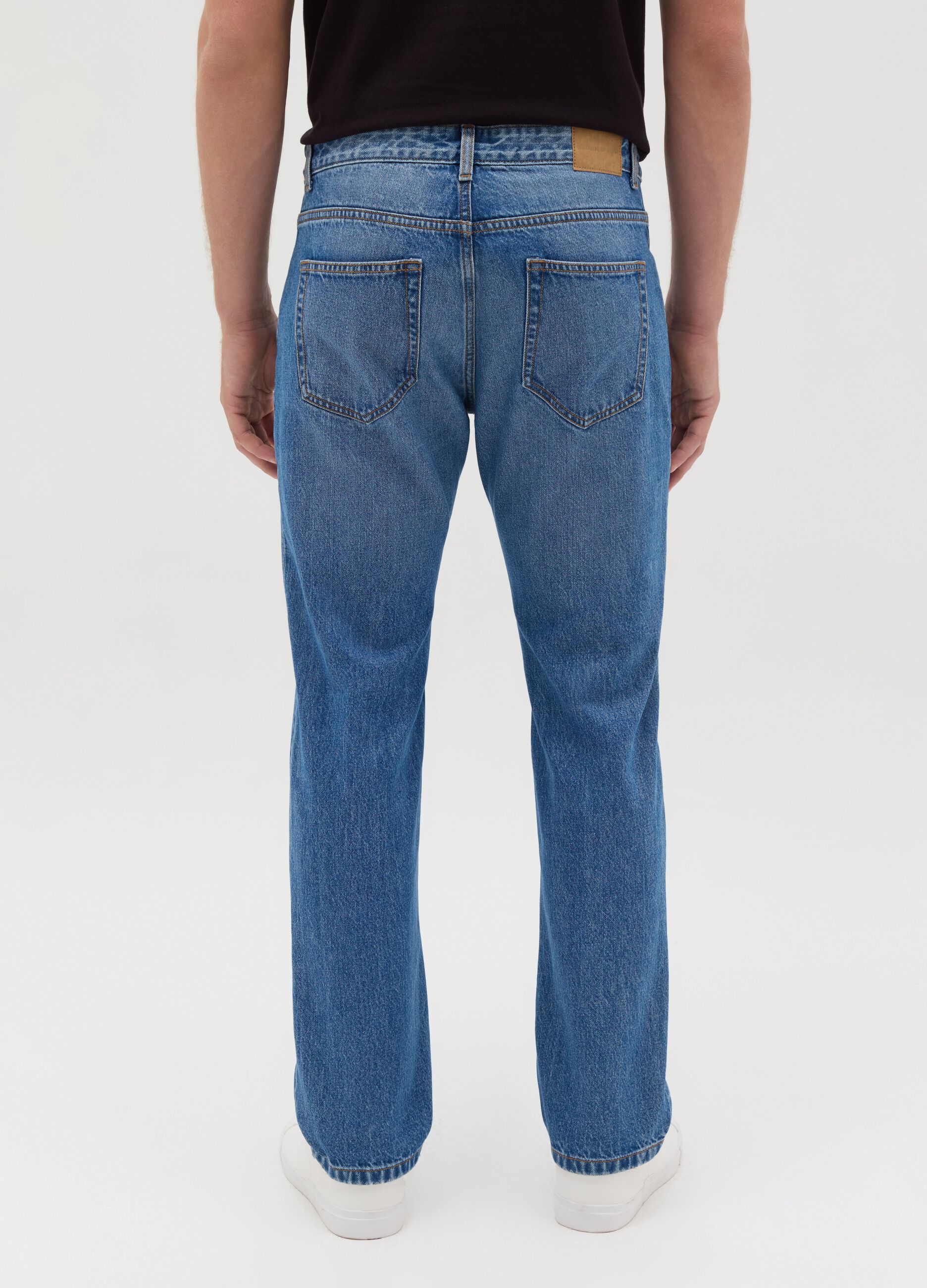 Regular fit jeans with discolouring