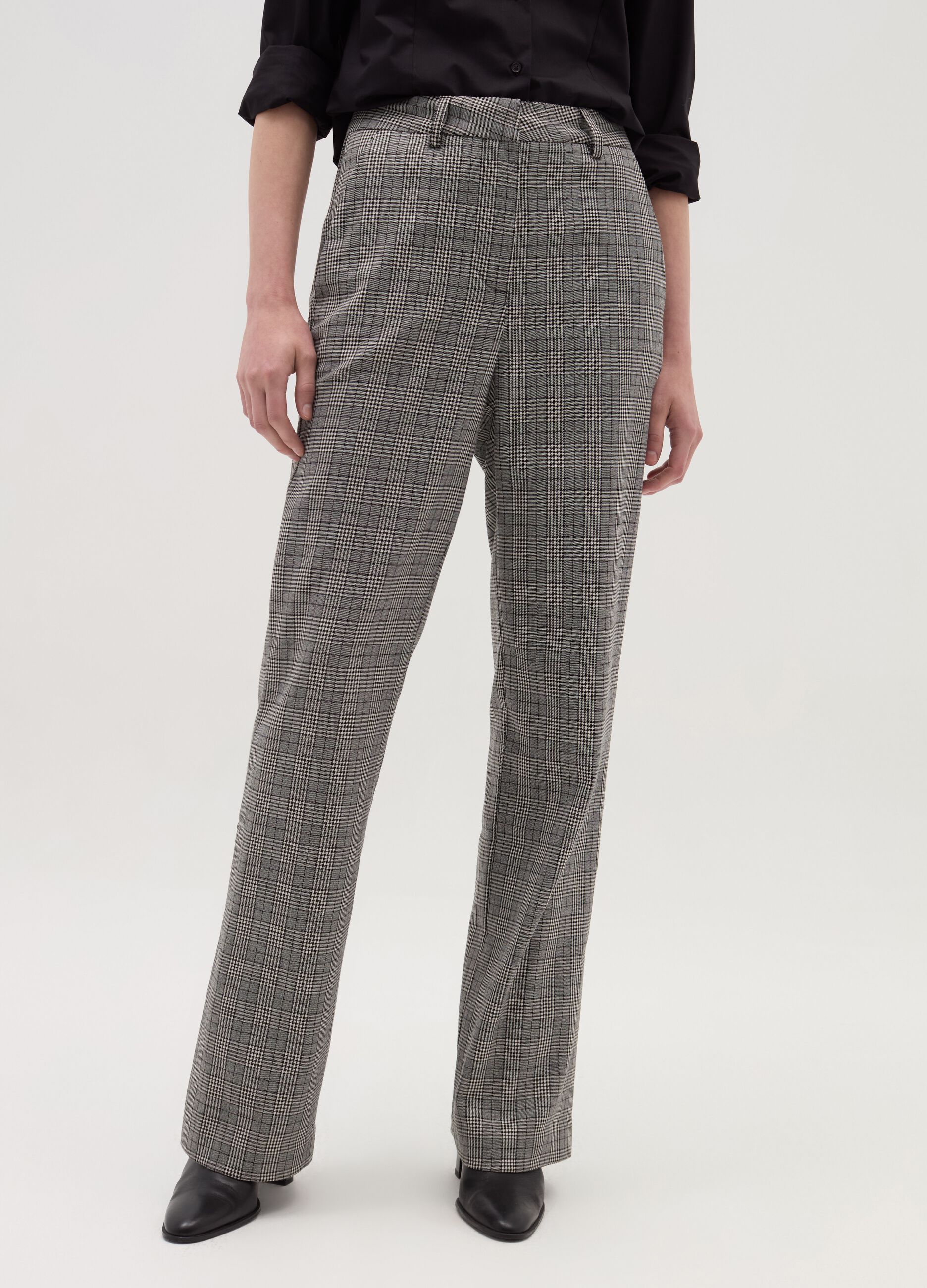 Trousers with splits on the hem