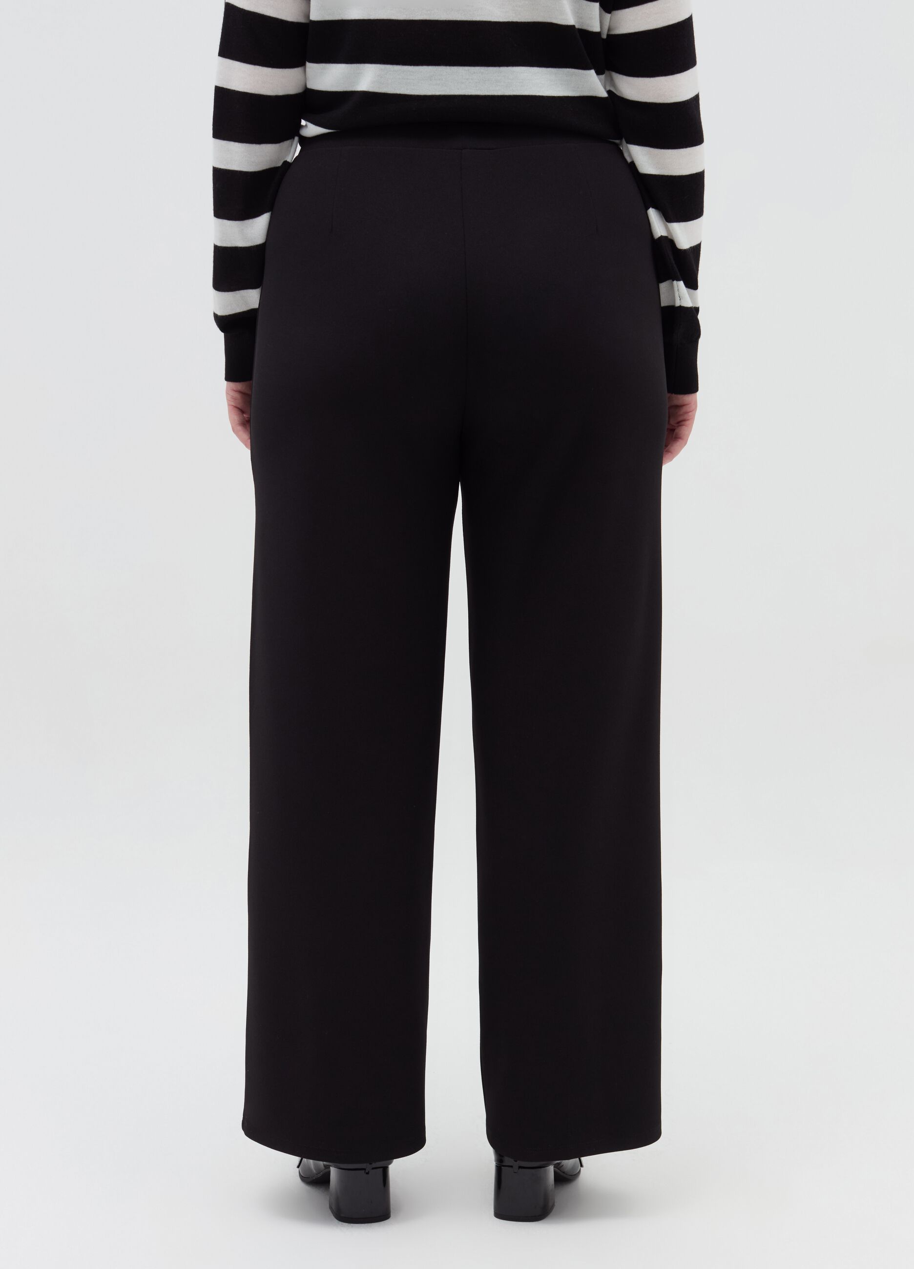 Wide trousers with buttons