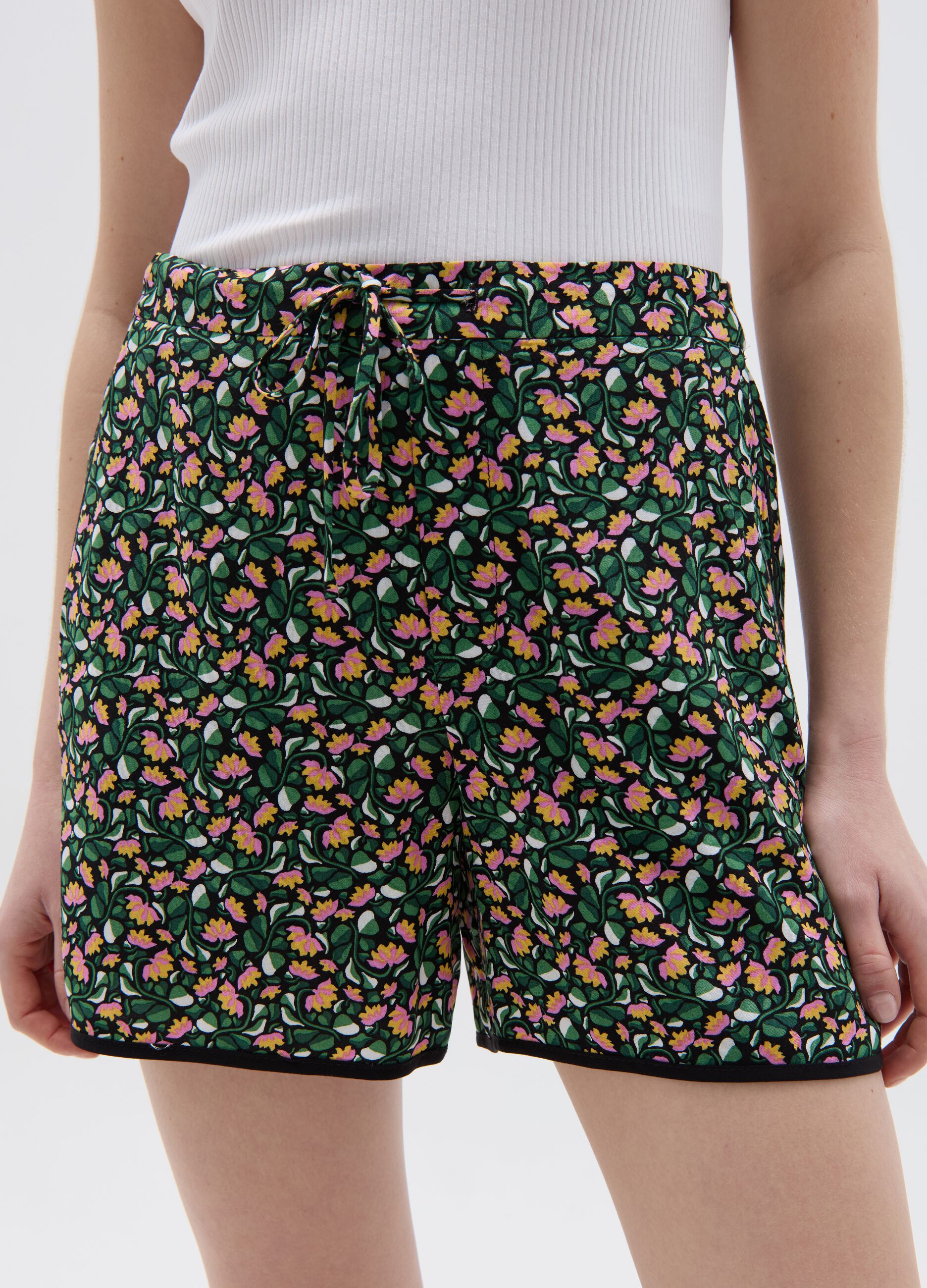 Viscose shorts with contrasting edging