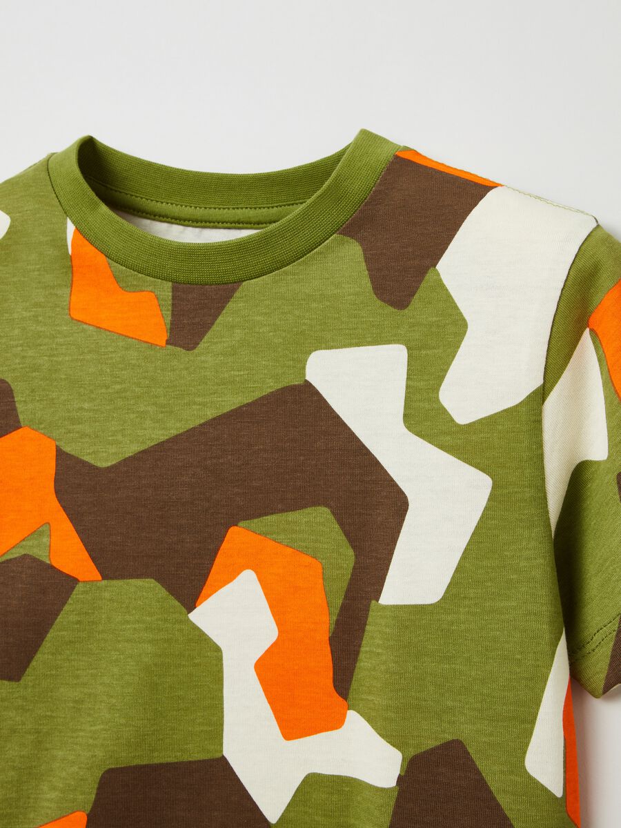 T-shirt con stampa camouflage_2