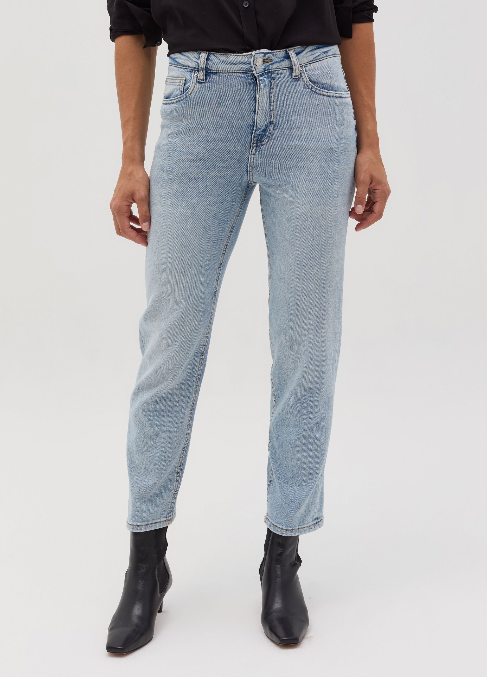 Straight-fit stretch jeans with five pockets