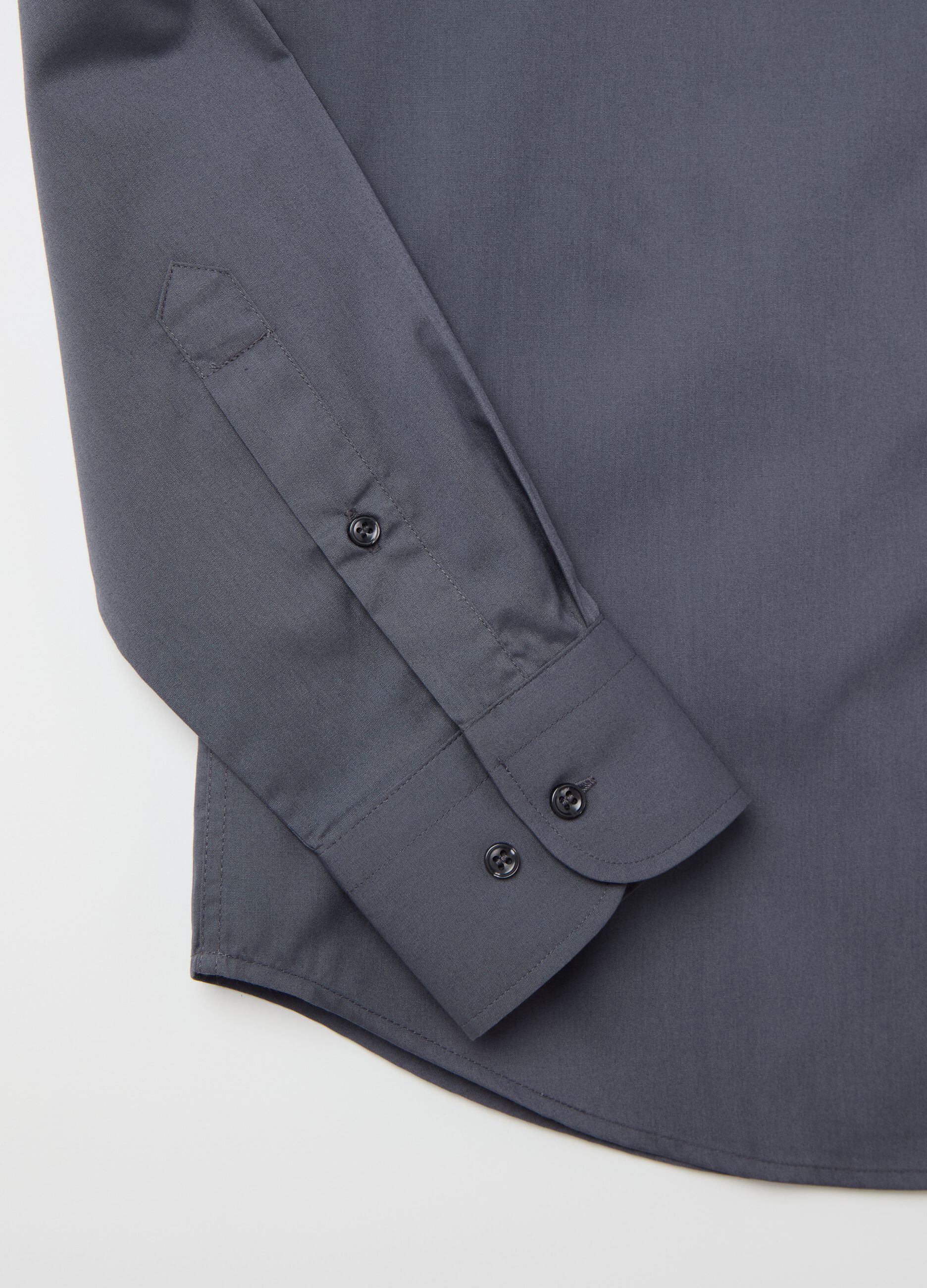 Slim-fit shirt with cut-away collar