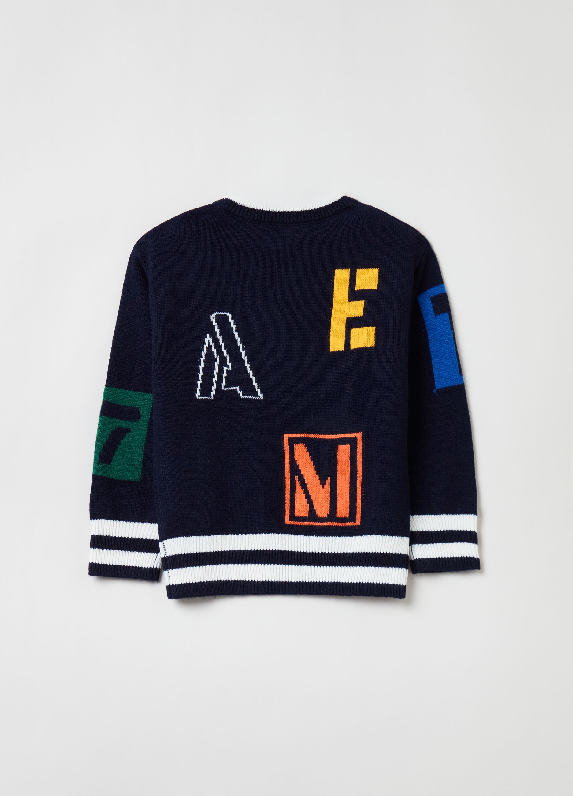 Pullover with jacquard lettering