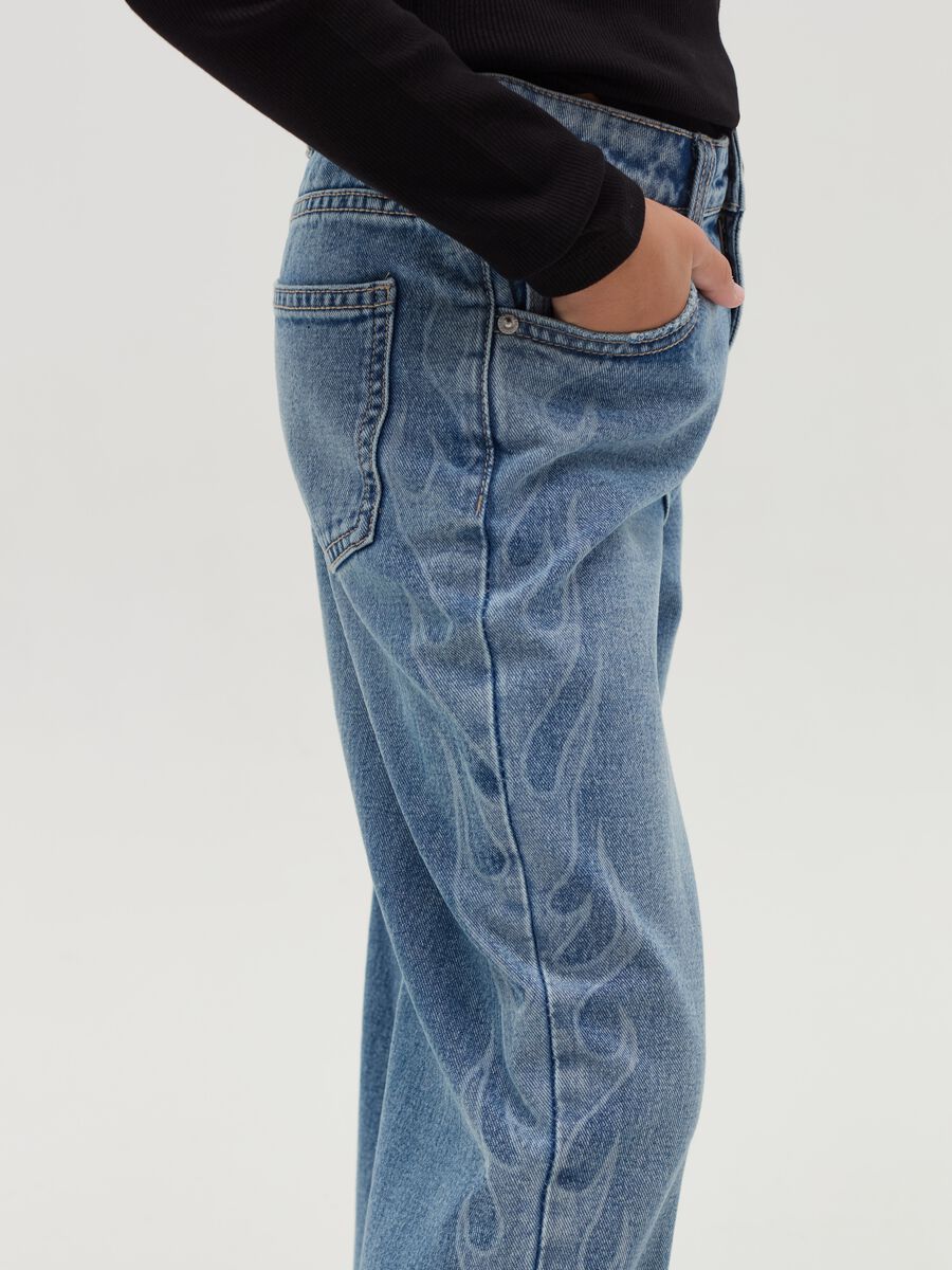 Jeans straight fit con fiamme_1