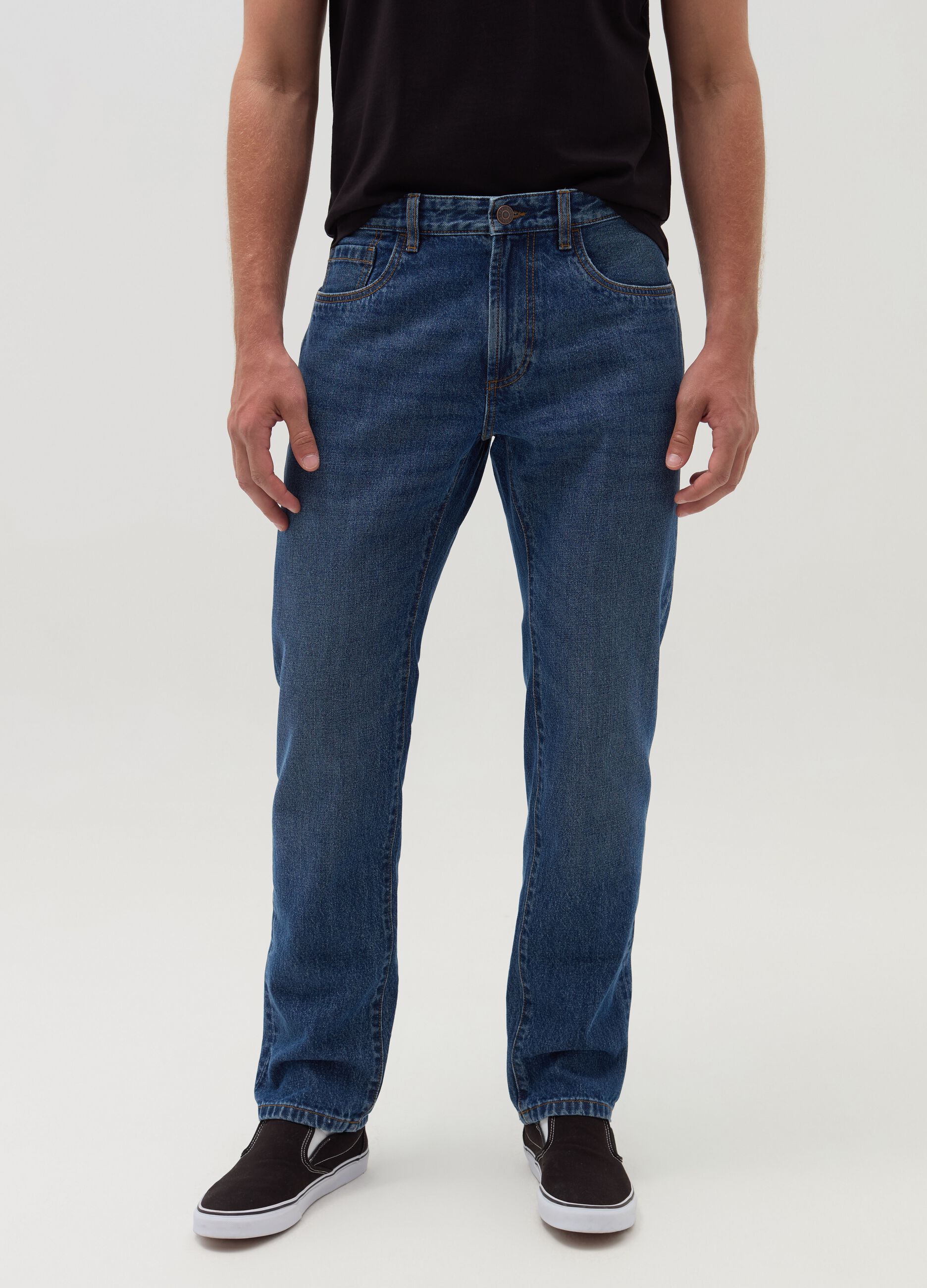 Regular fit jeans with discolouring