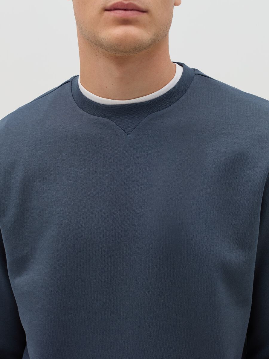 Sweatshirt with round neck and V detail_3