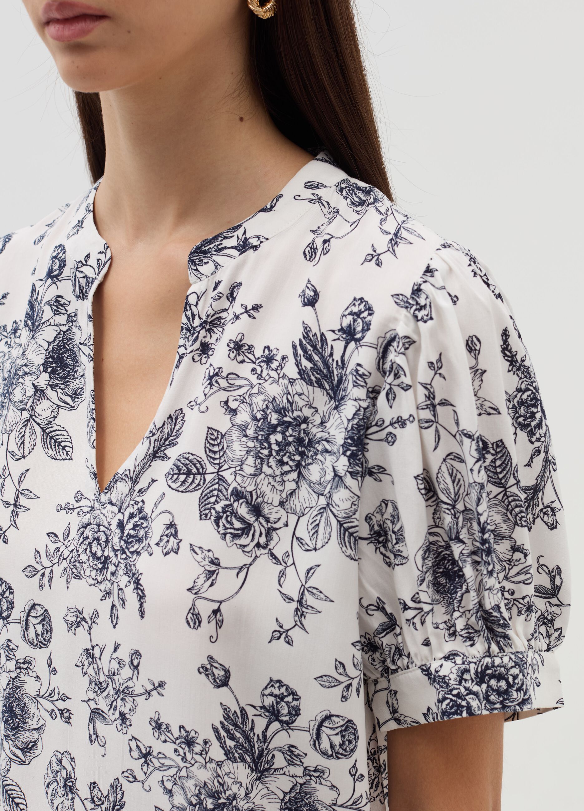 Blouse with pattern and V neck