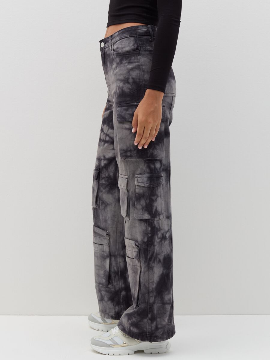 Tie-dye cargo trousers with multiple pockets_3