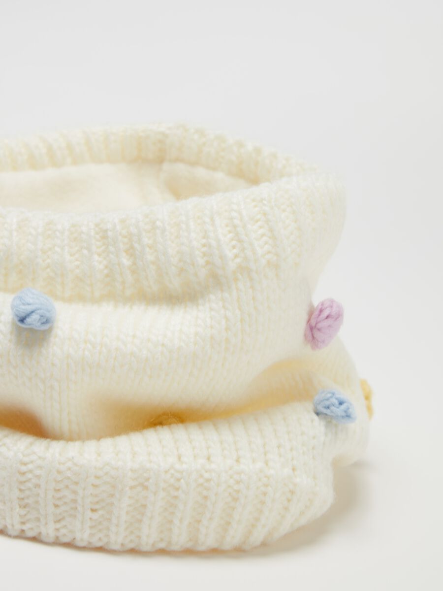 Knitted neck warmer with pompoms_2