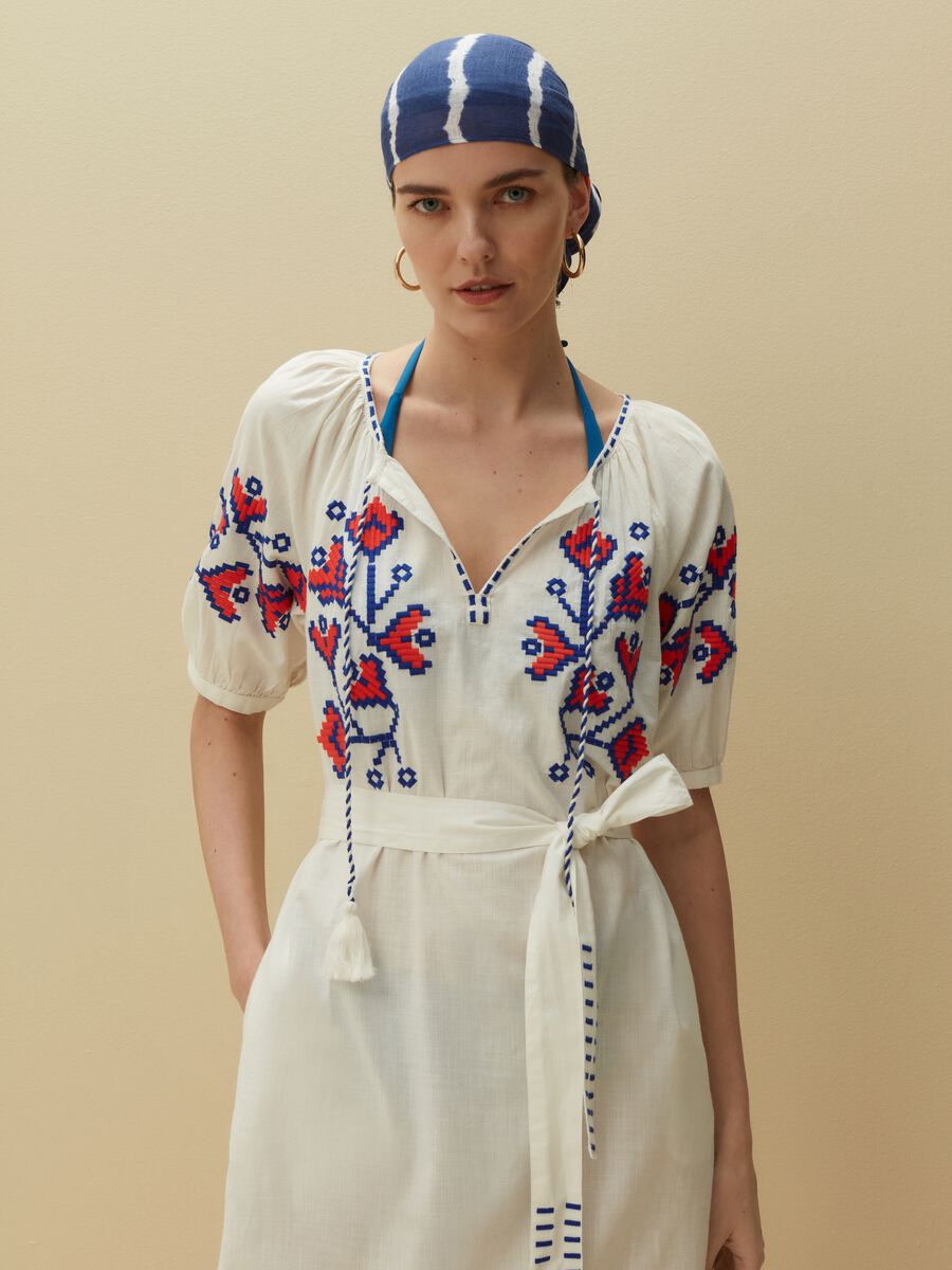 Midi dress with ethnic embroidery_1