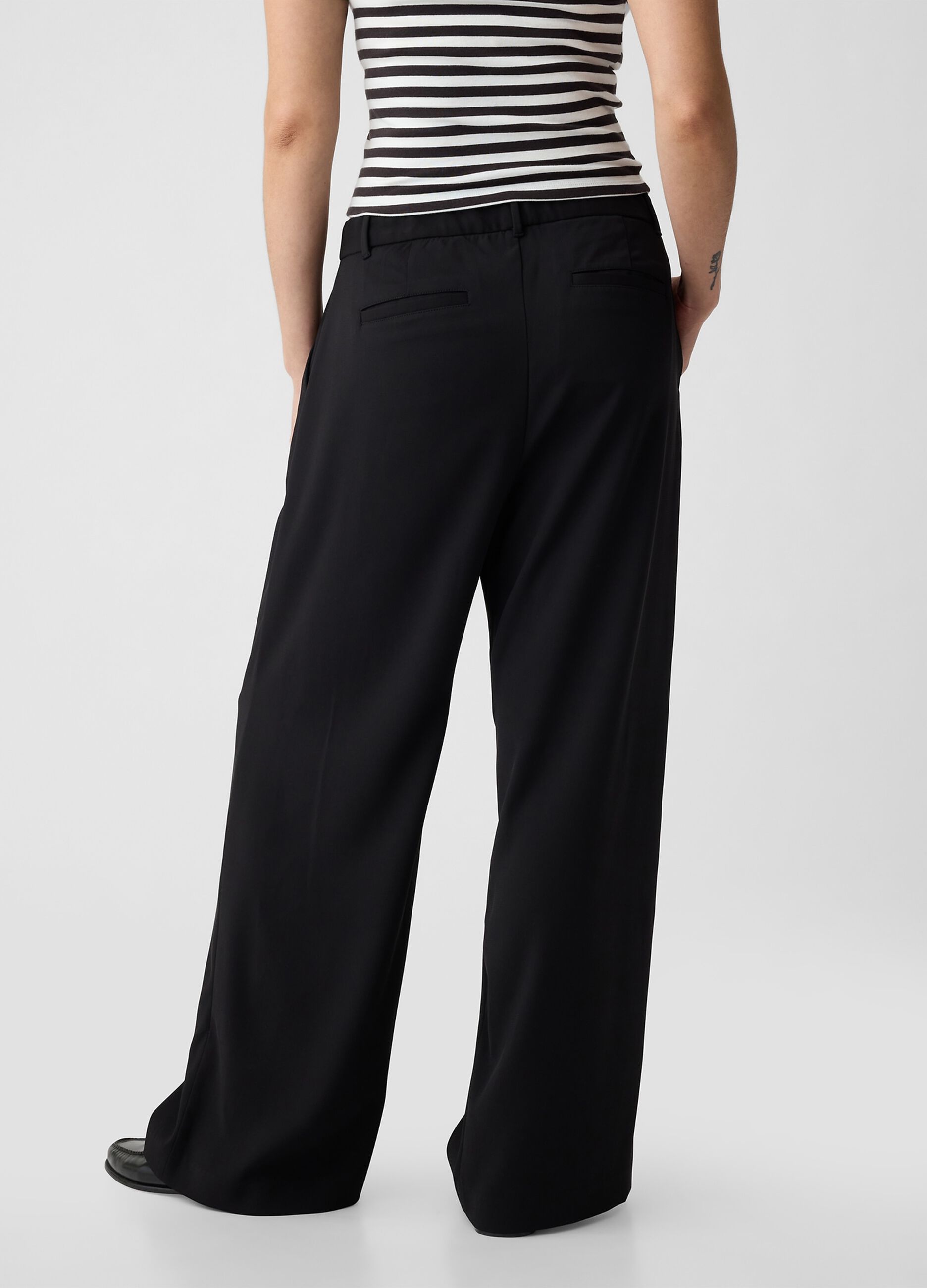 Wide-leg trousers with high waist and darts