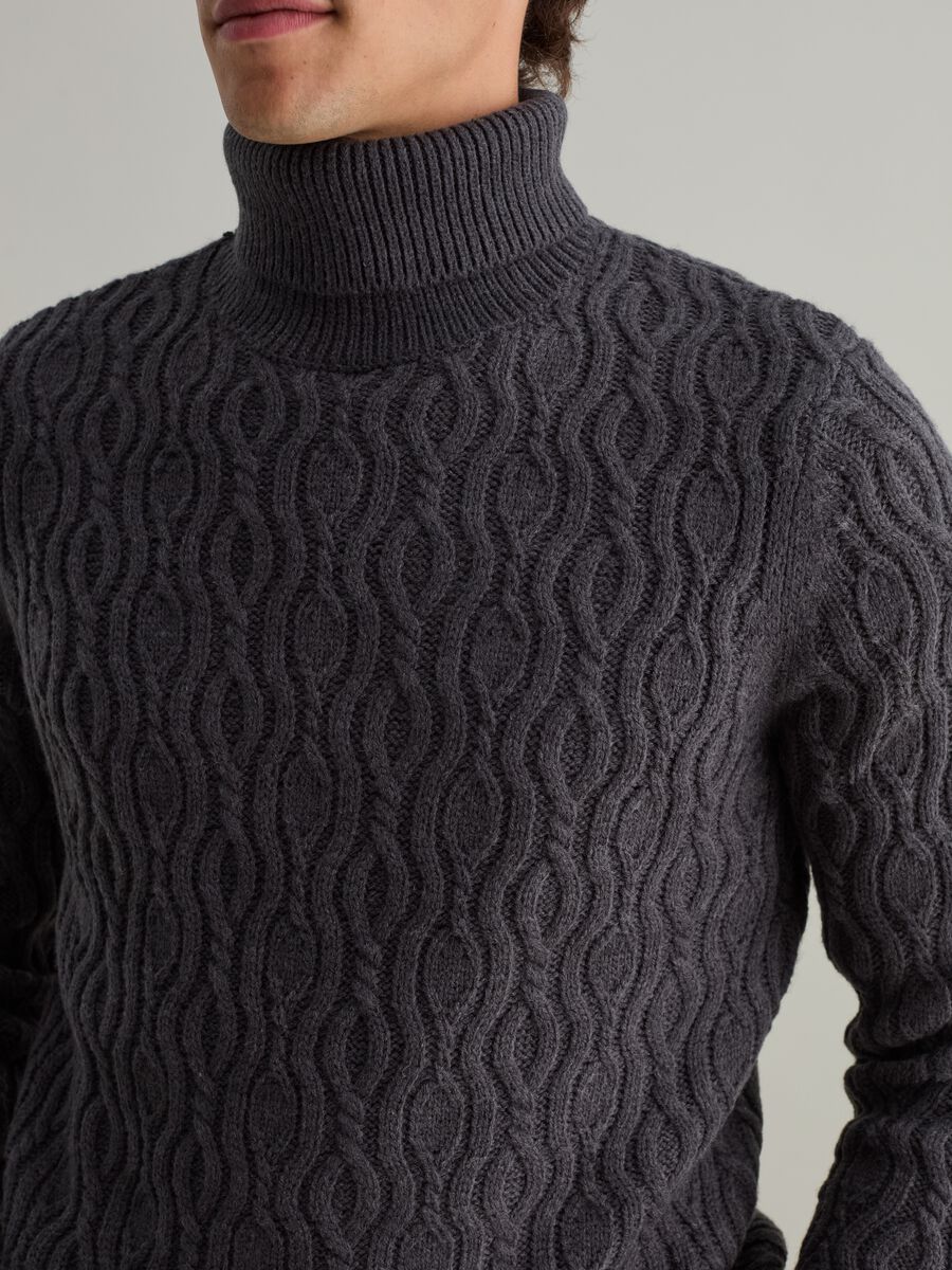 High-neck pullover with wavy design_2