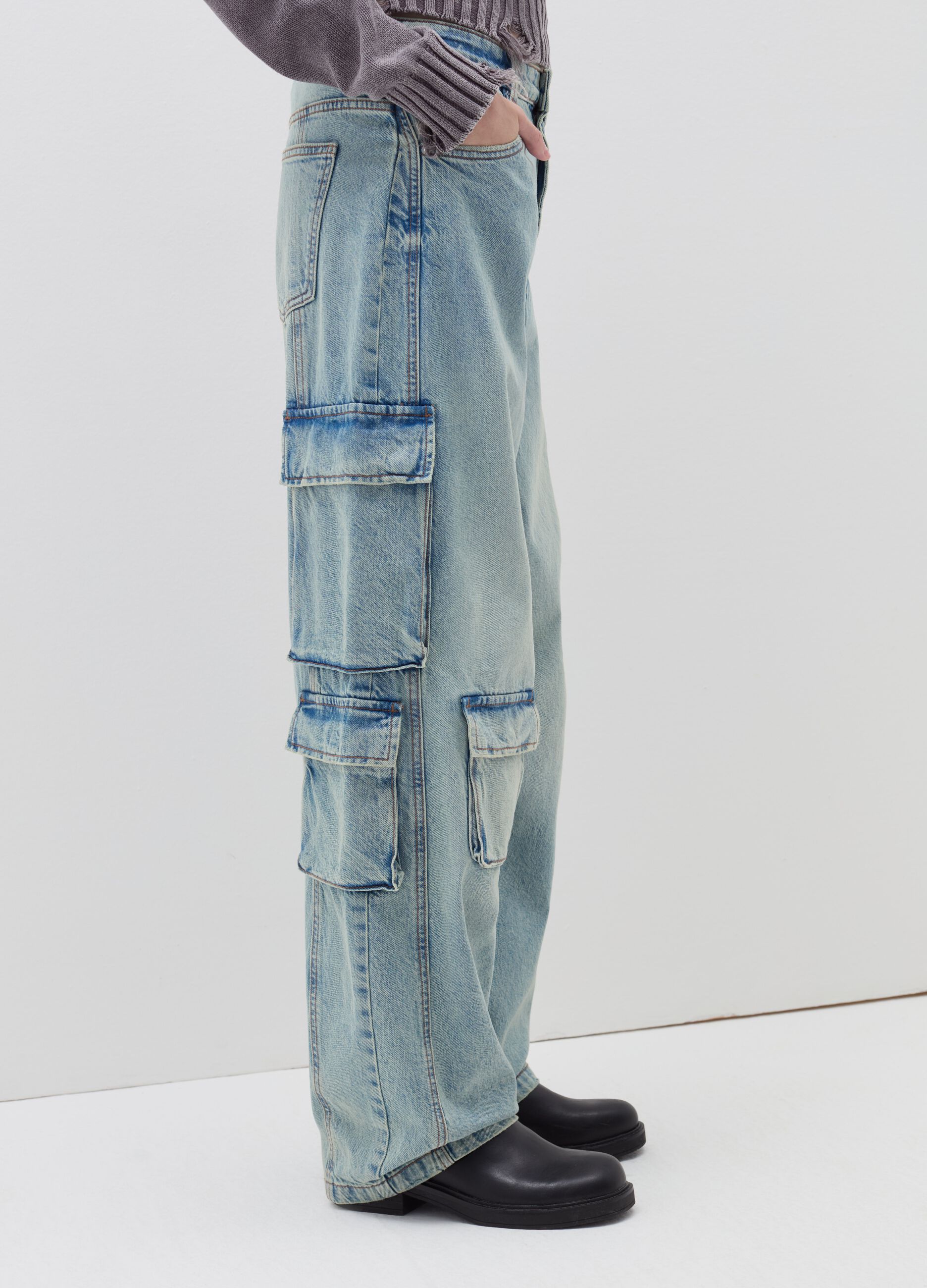 Wide-leg cargo jeans