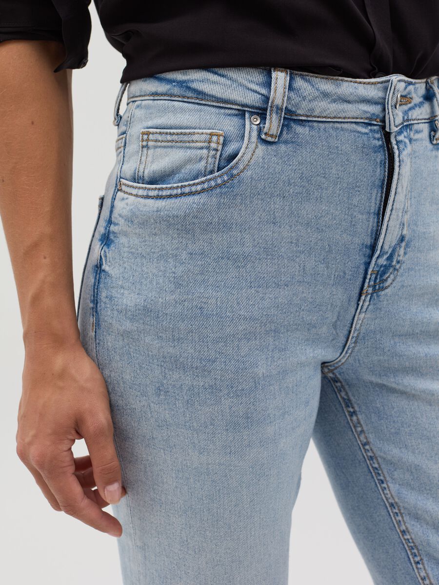 Straight-fit stretch jeans with five pockets_3