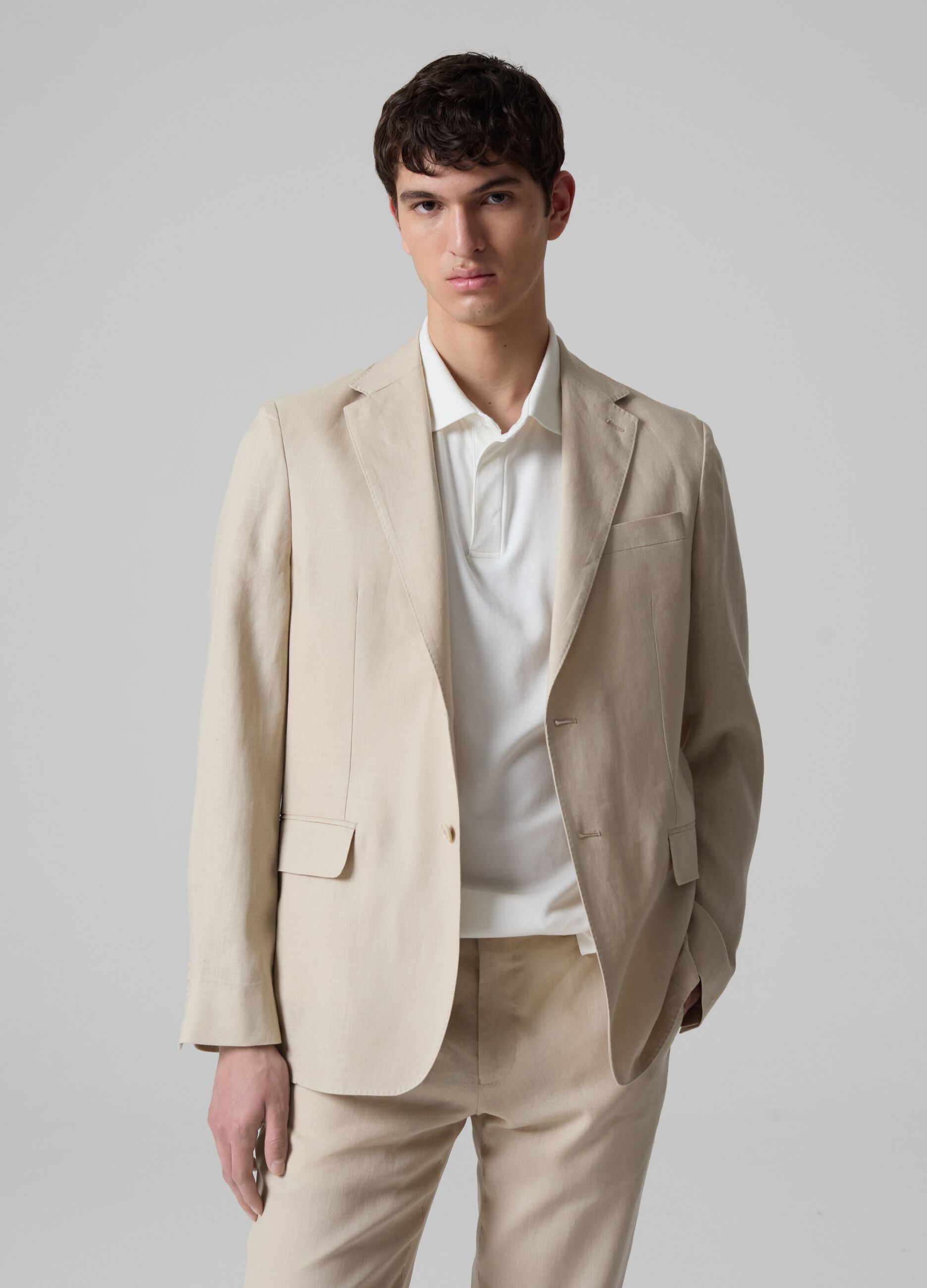 Contemporary single-breasted blazer in linen