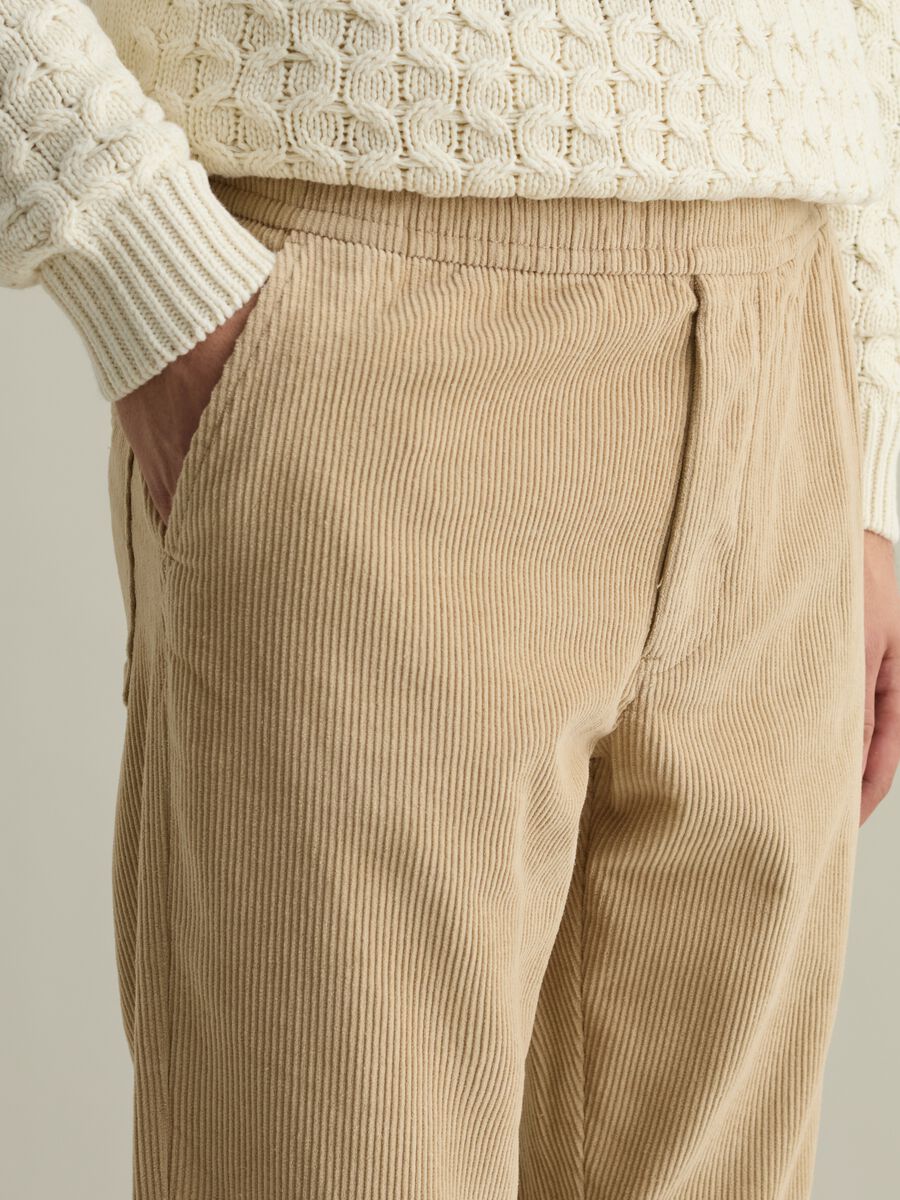 Chino jogger trousers in corduroy_3