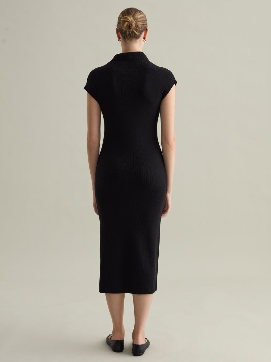 Contemporary long sleeveless dress_4