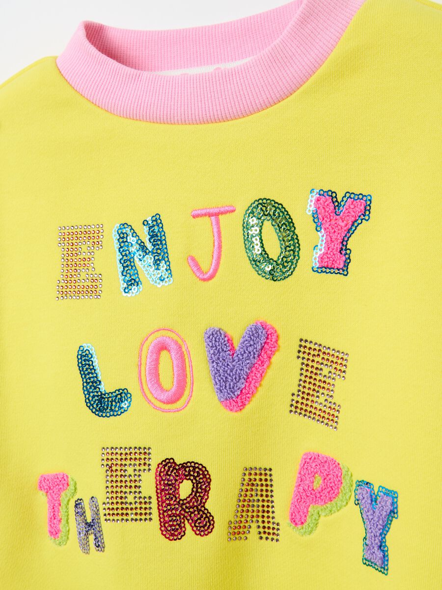 Sweatshirt with lettering application_2