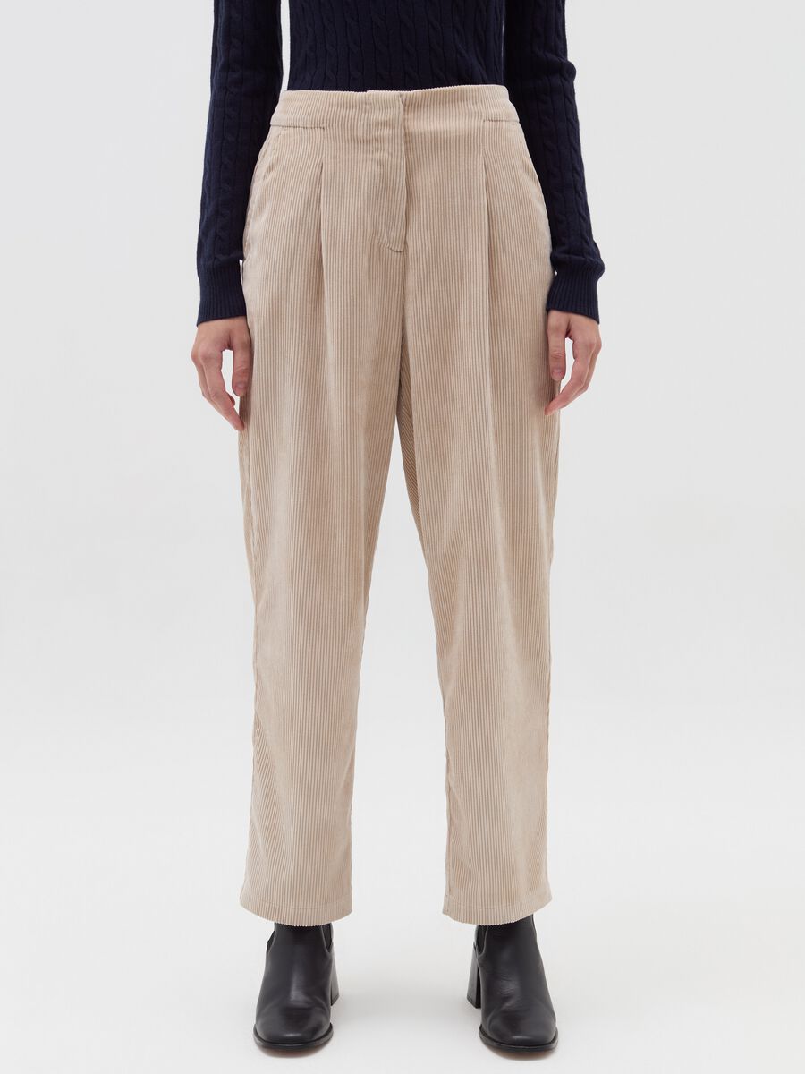 Carrot-fit trousers in corduroy with darts_1