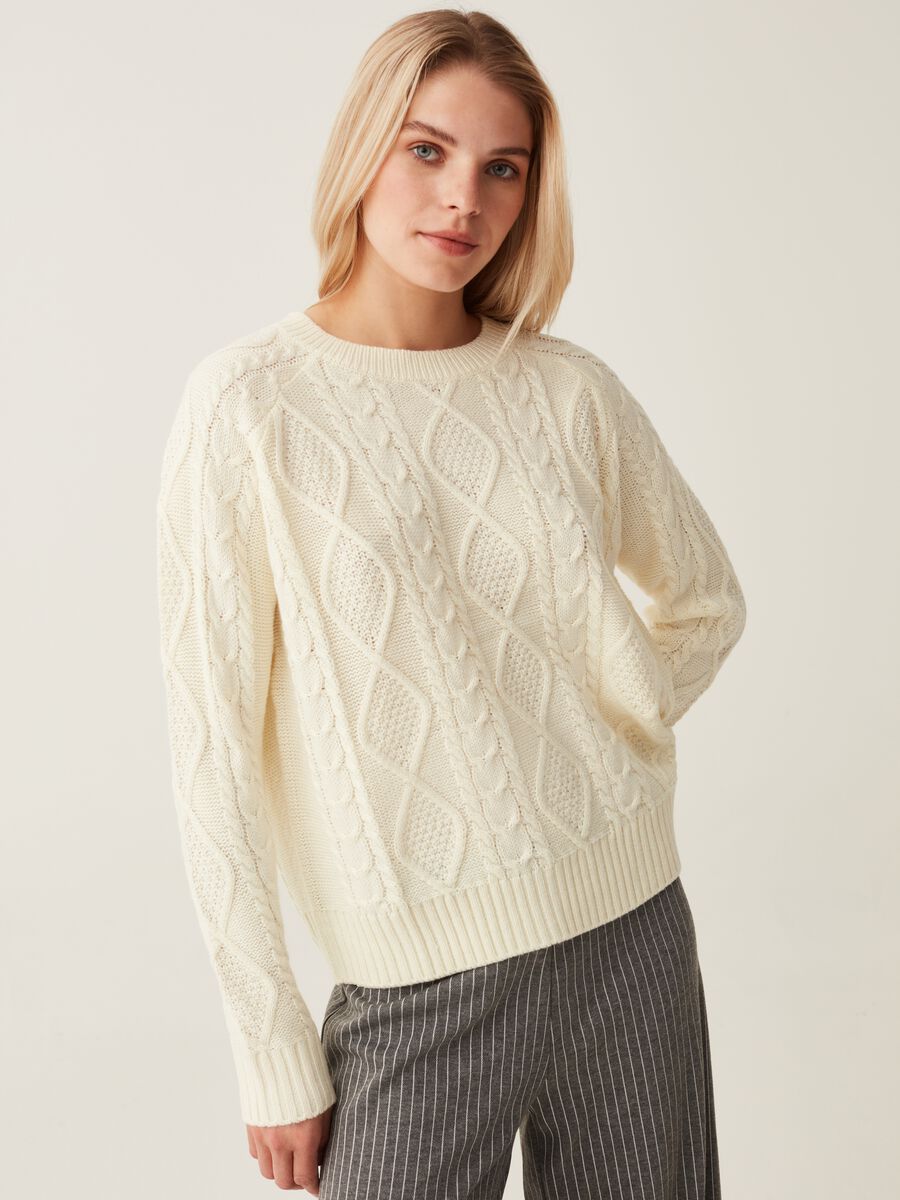 Pullover with cable-knit design_0