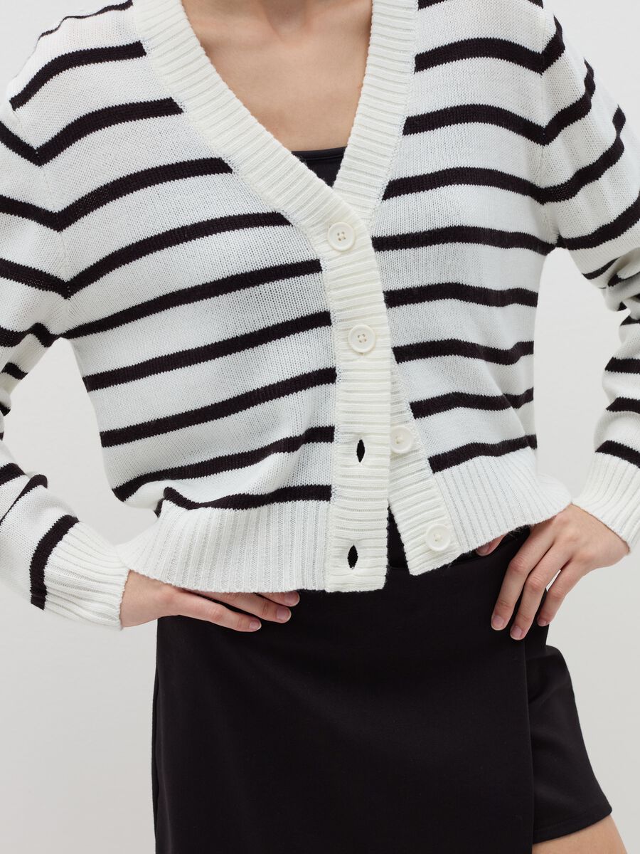 Cardigan with striped pattern and V neck_2