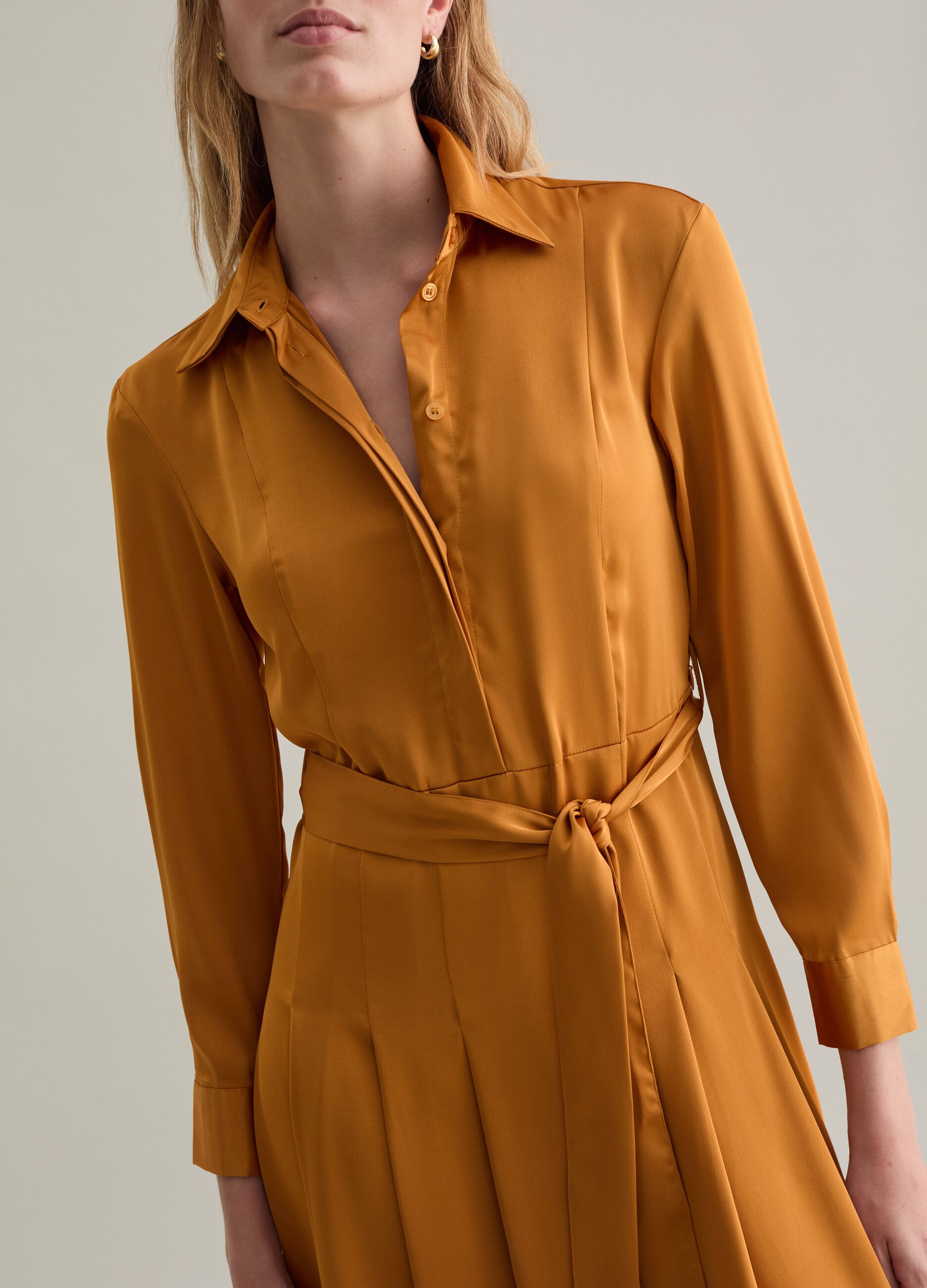 Long shirt dress in satin with belt