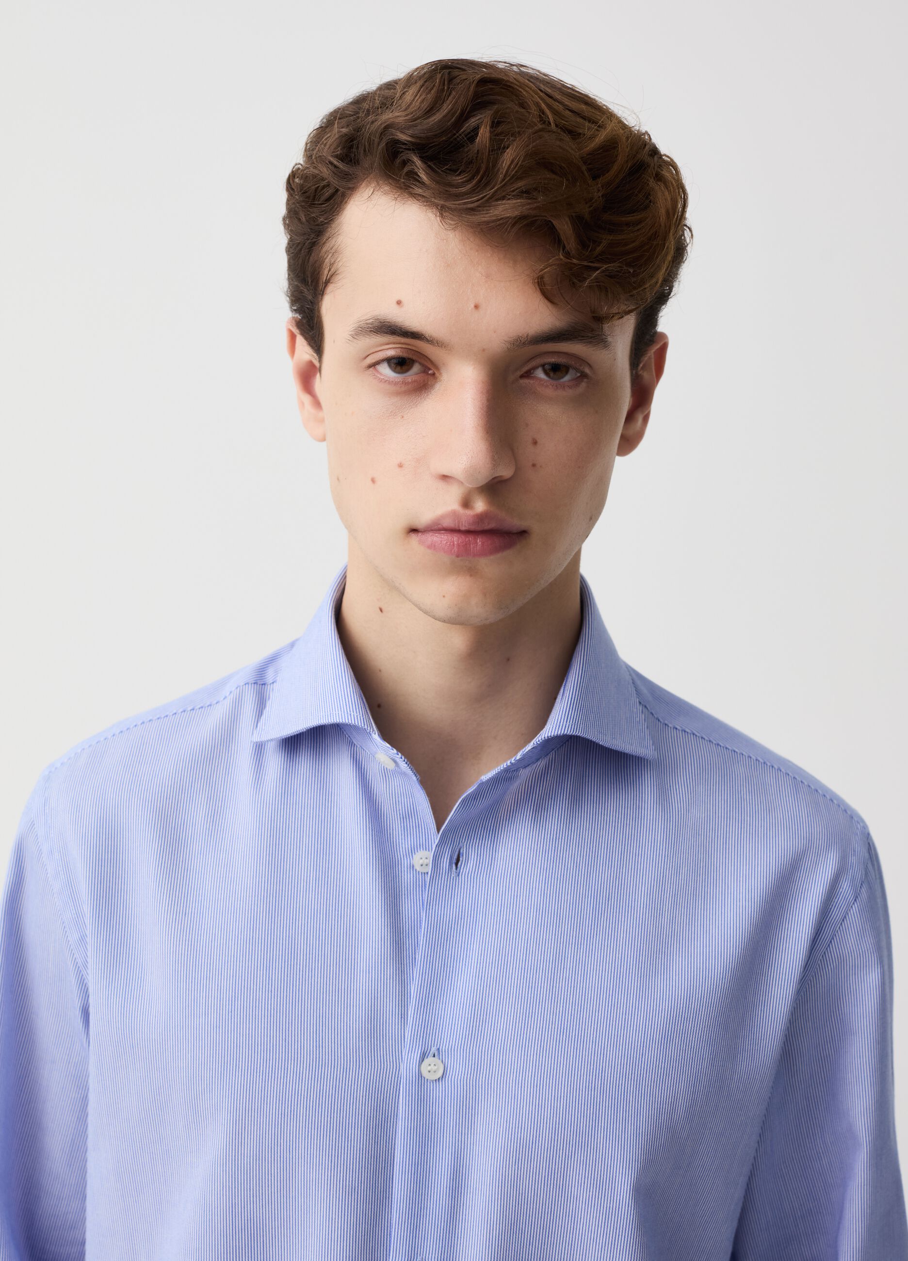 Regular-fit easy-iron shirt with thin stripes