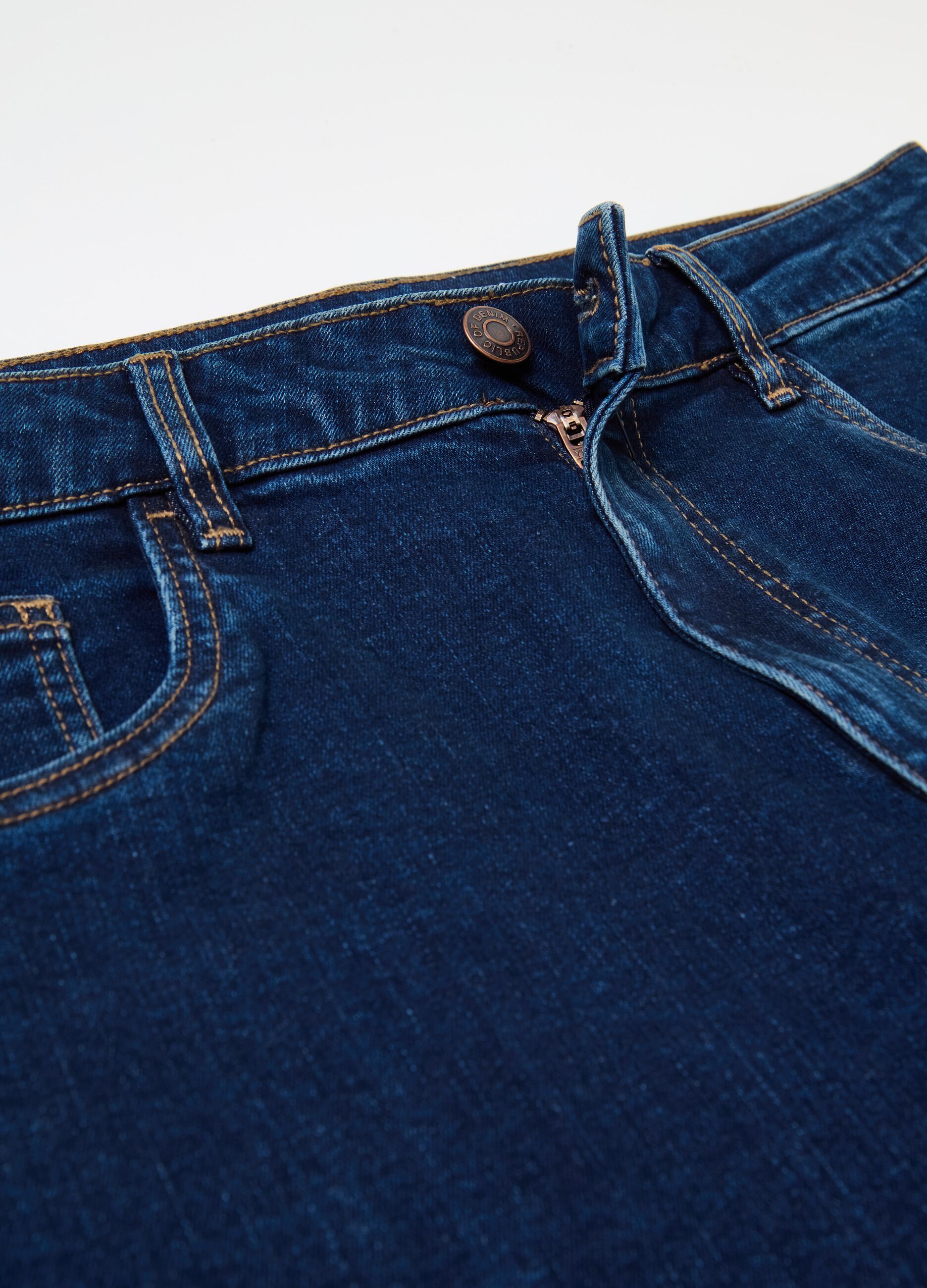 Slim-fit jeans with five pockets