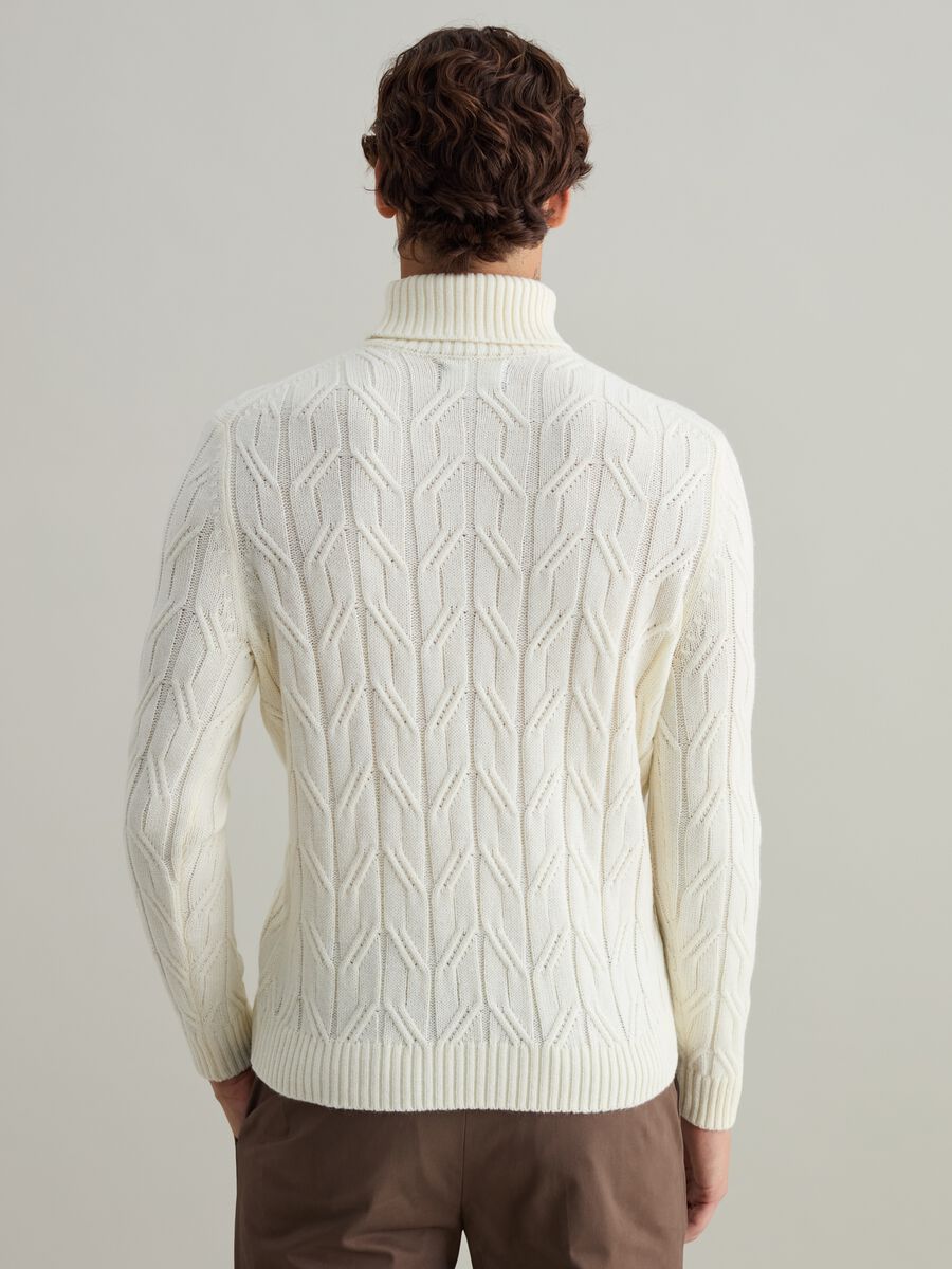 Contemporary cable-knit turtleneck_3