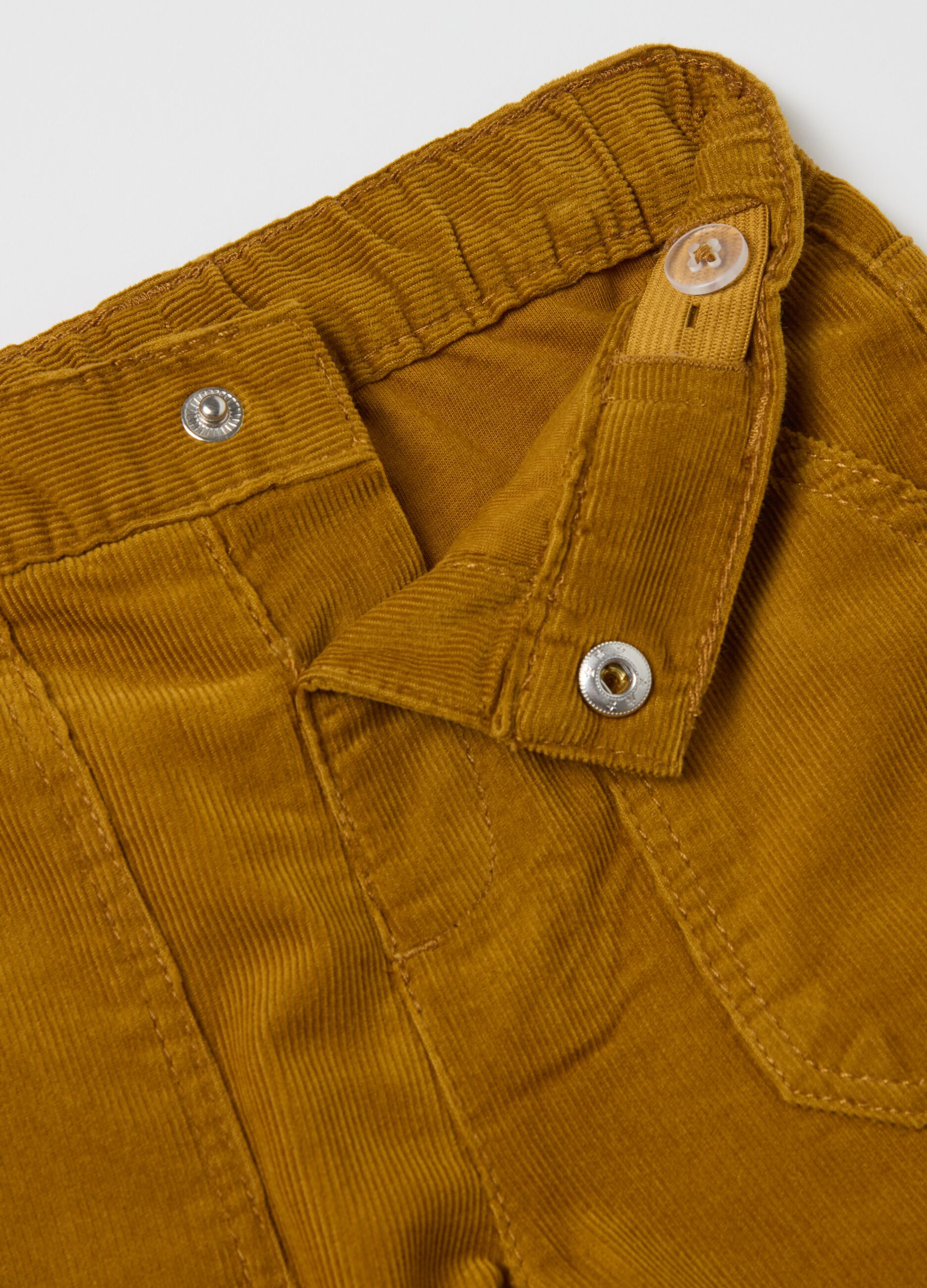 Pantaloni in corduroy con tasche