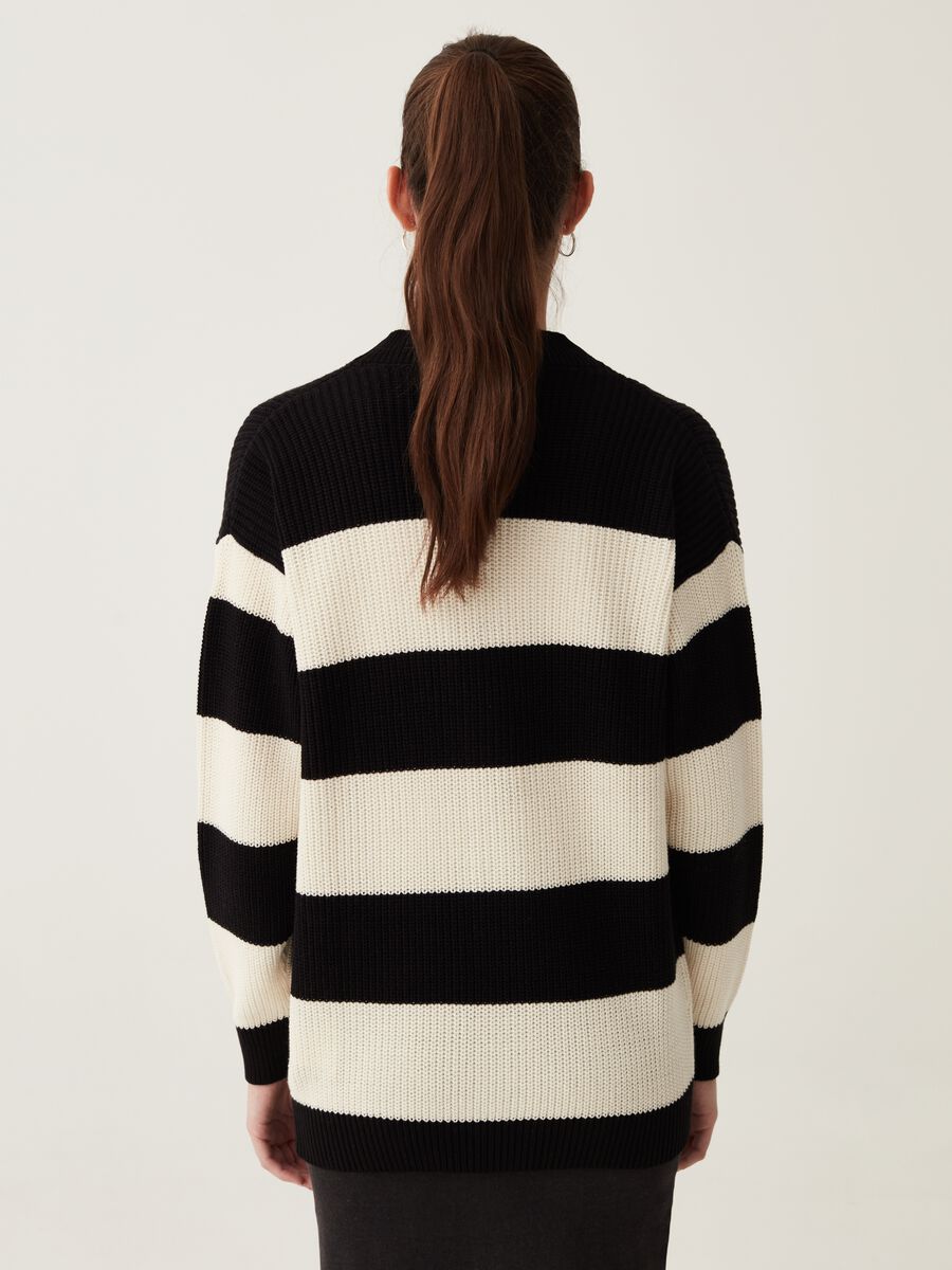 Striped cardigan with V neck_2