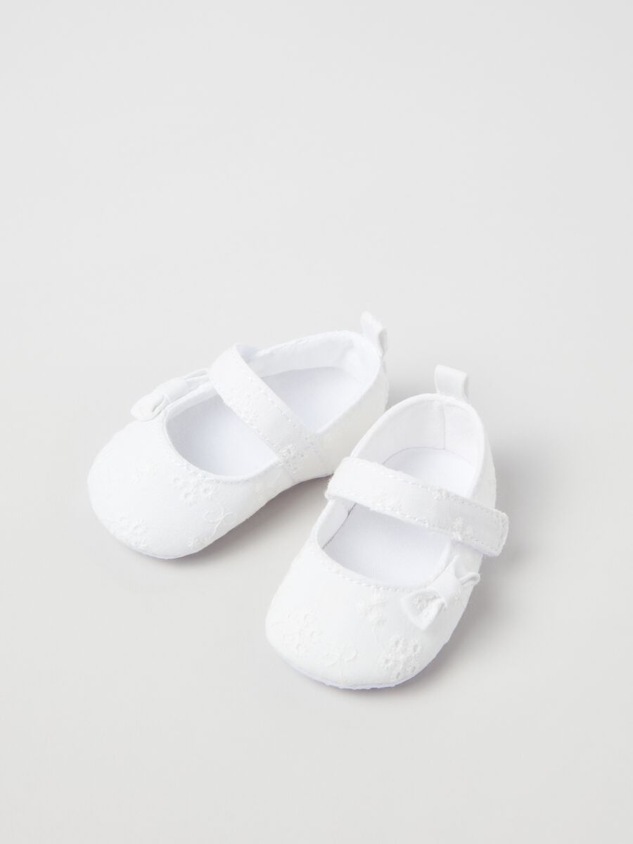 Broderie anglaise baby shoes with bow._1