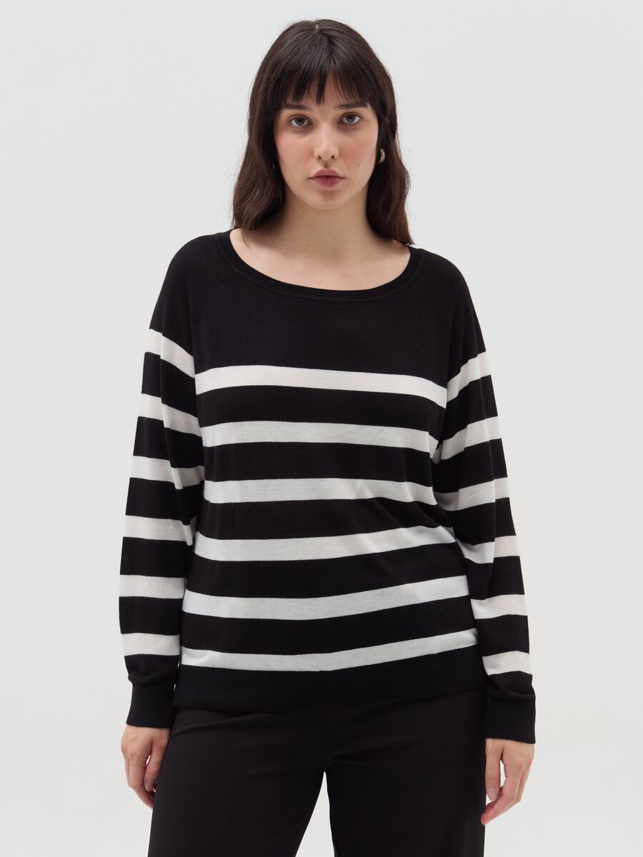 Curvy striped top with raglan sleeves_0