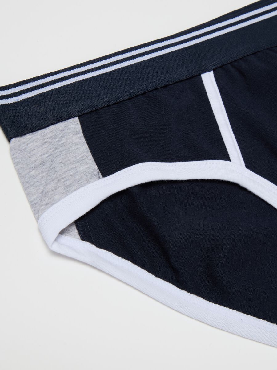 Briefs with contrasting details_5