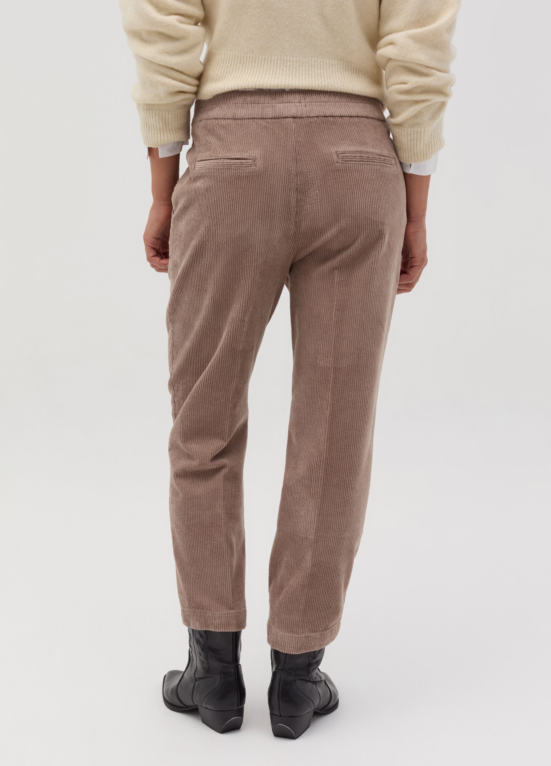 Pantalone carrot fit in corduroy con pinces