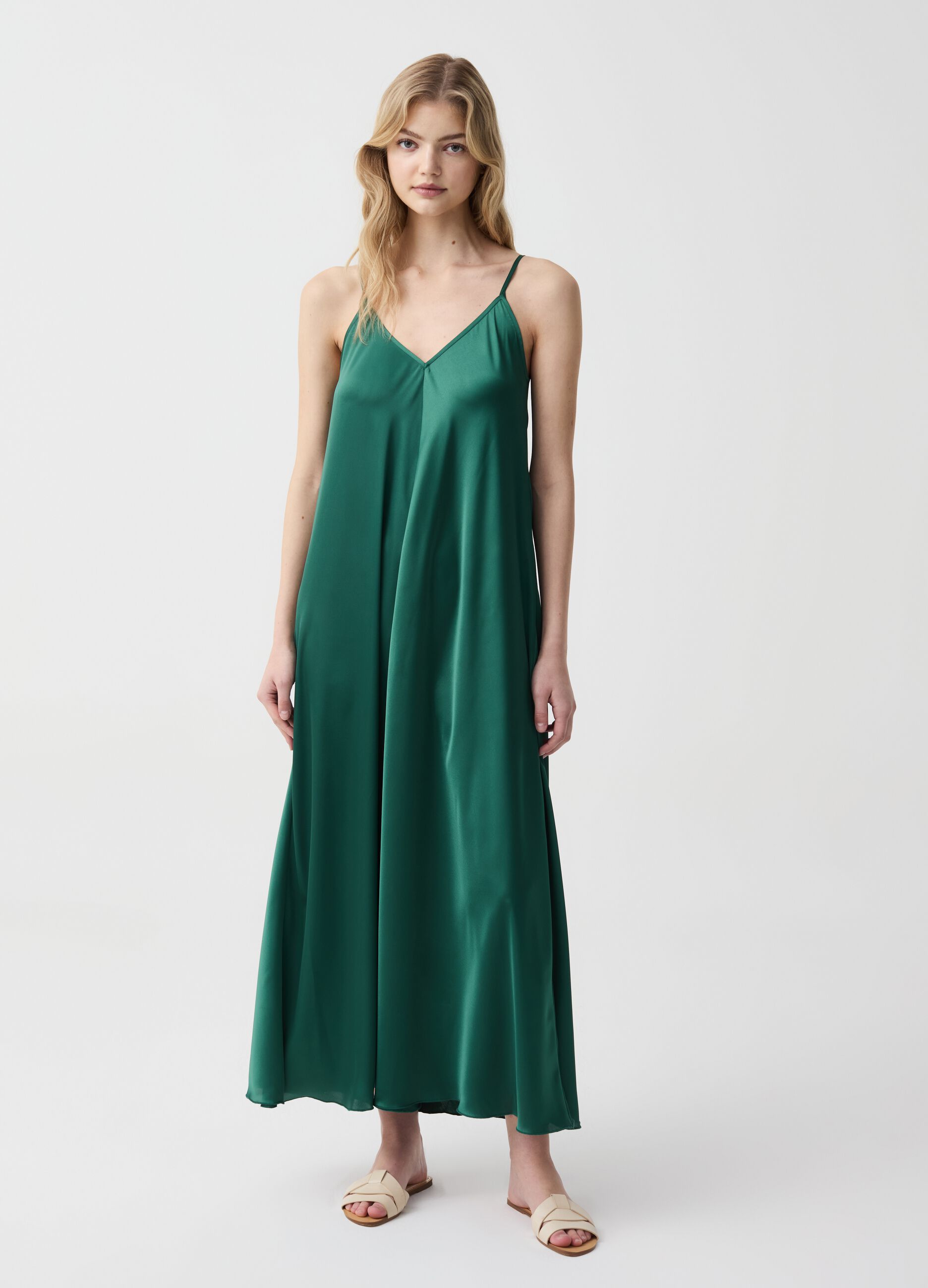 Long dress in satin with spaghetti straps