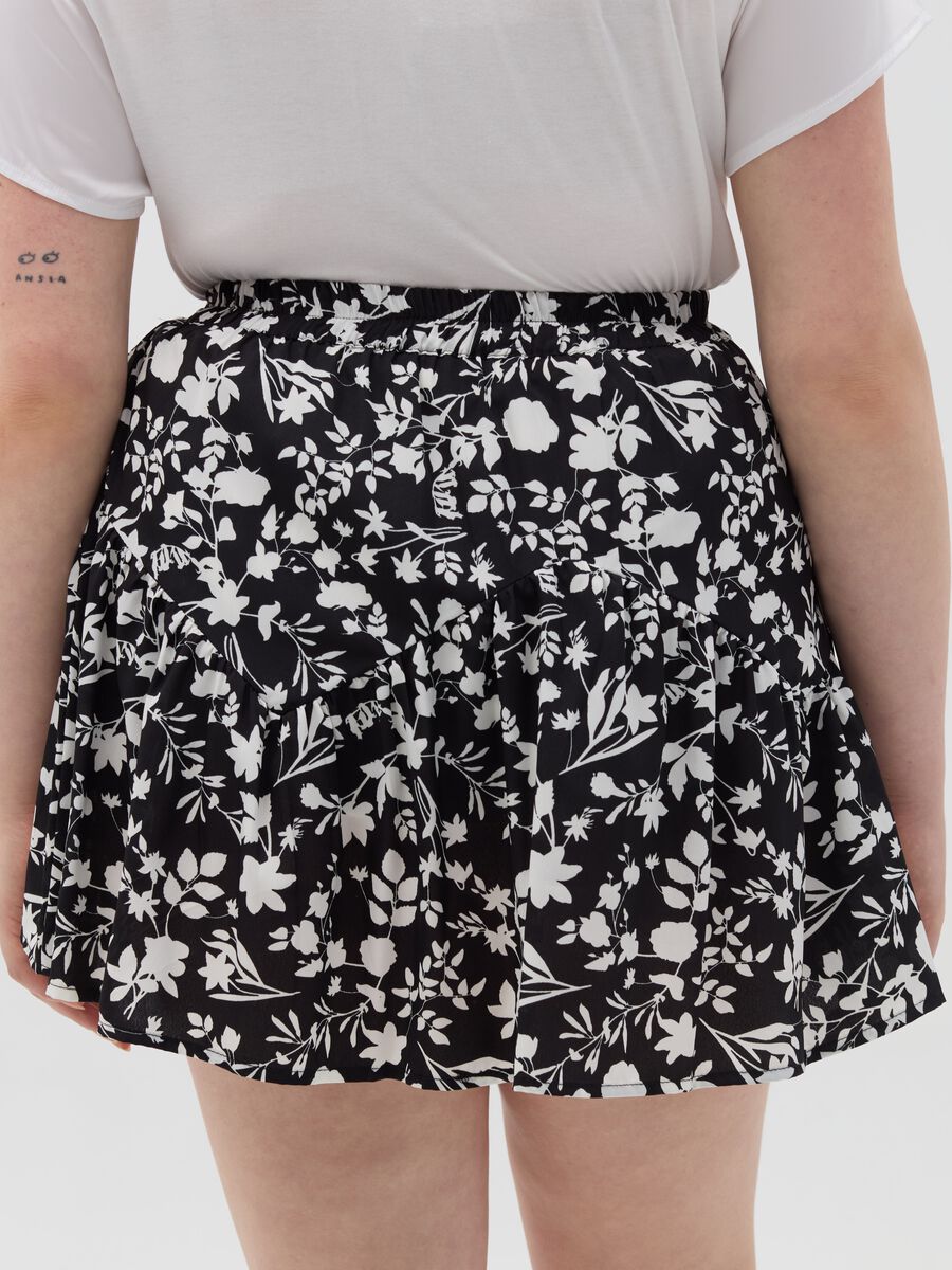 Short skirt with pattern and flounce_3