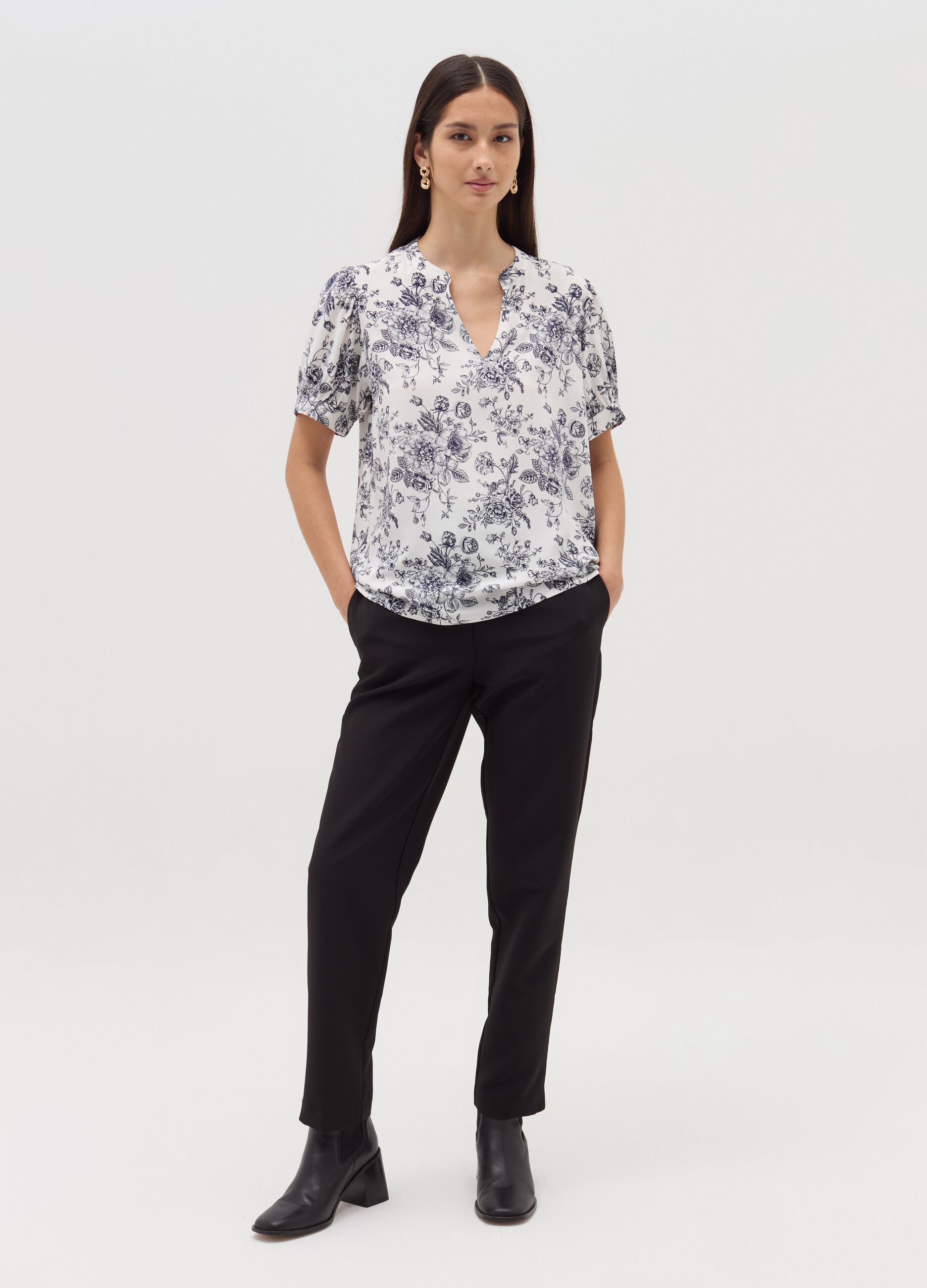 Blouse with pattern and V neck