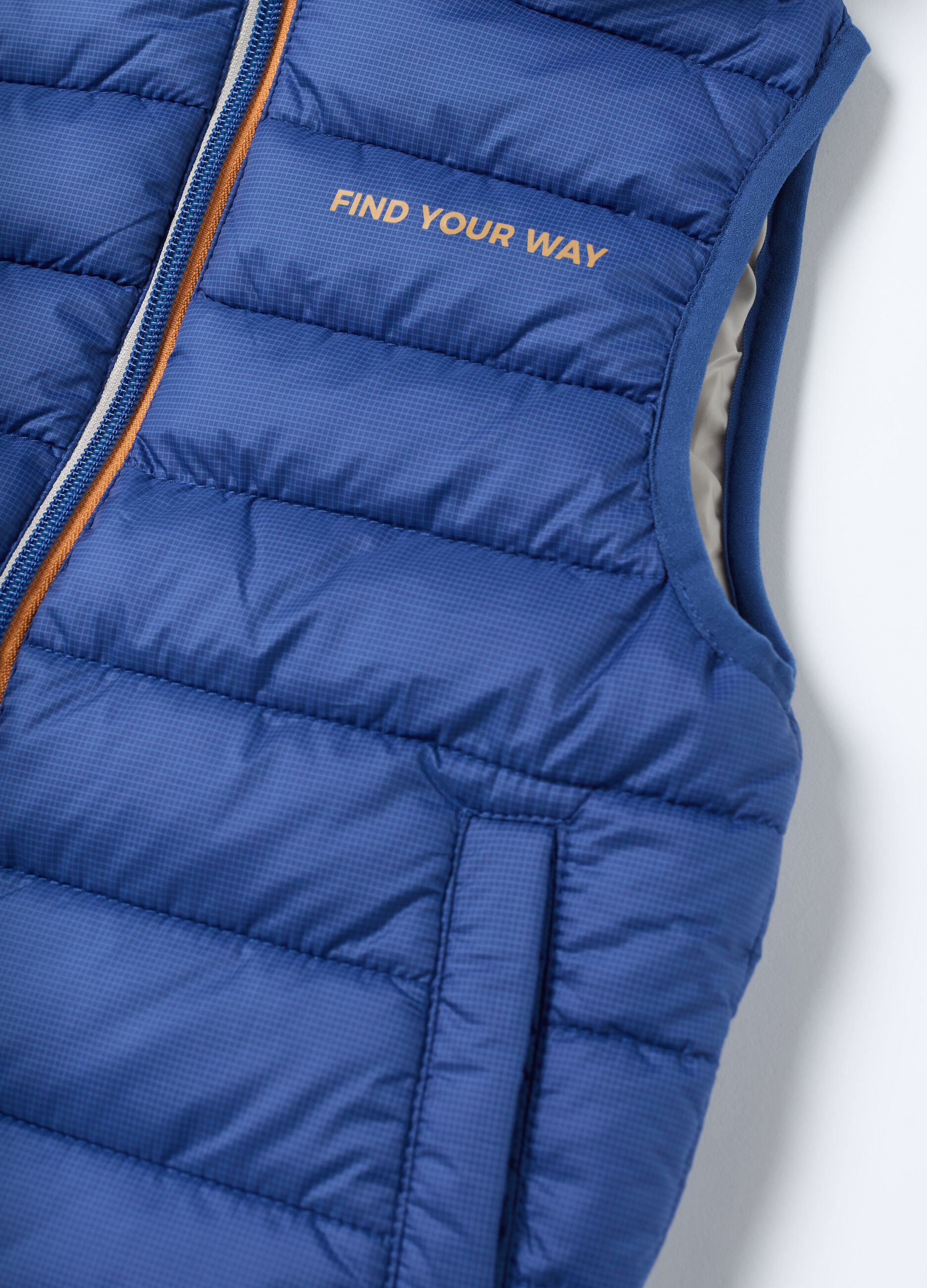 Ultralight reversible gilet with ripstop weave