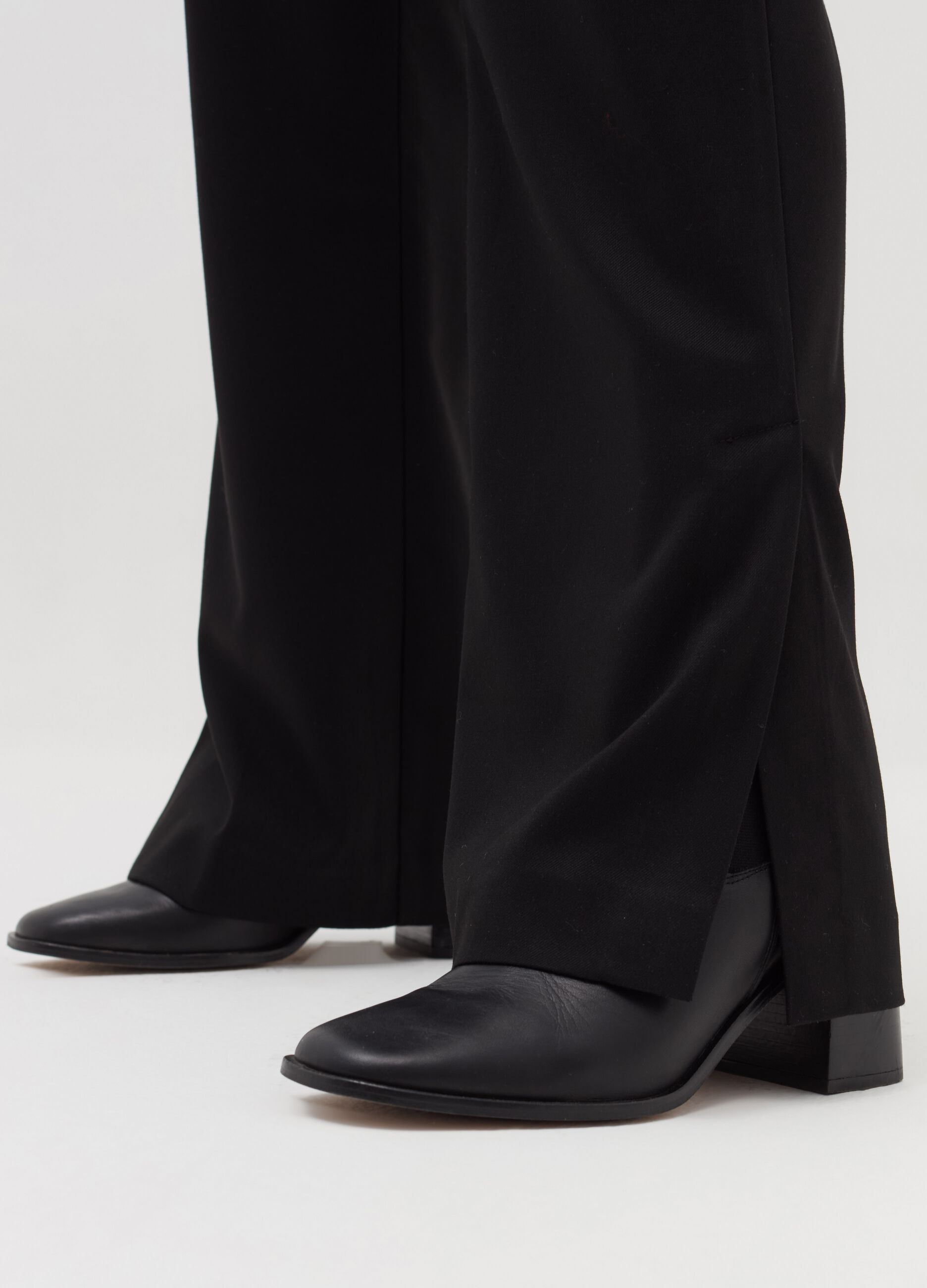 Trousers with splits on the hem