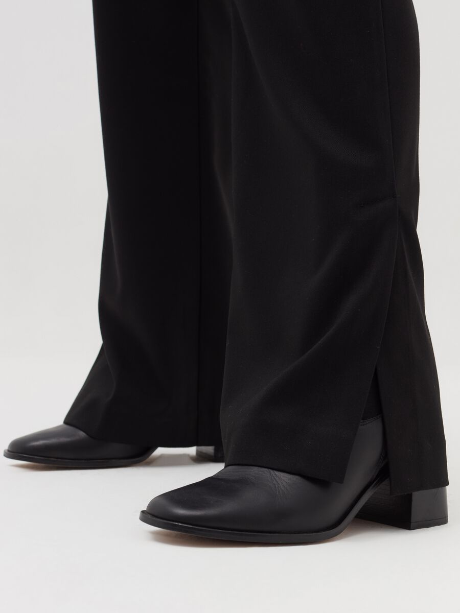 Trousers with splits on the hem_3